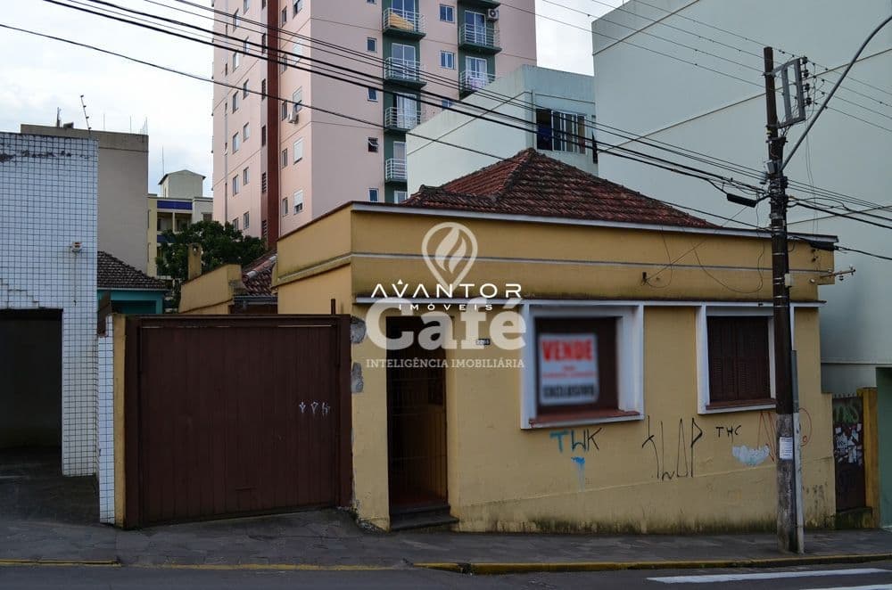 Fachada da casa com garagem — Terreno à venda em Centro, Santa Maria/RS