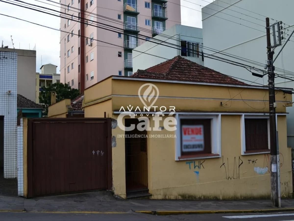 Fachada da casa com garagem — Terreno à venda em Centro, Santa Maria/RS