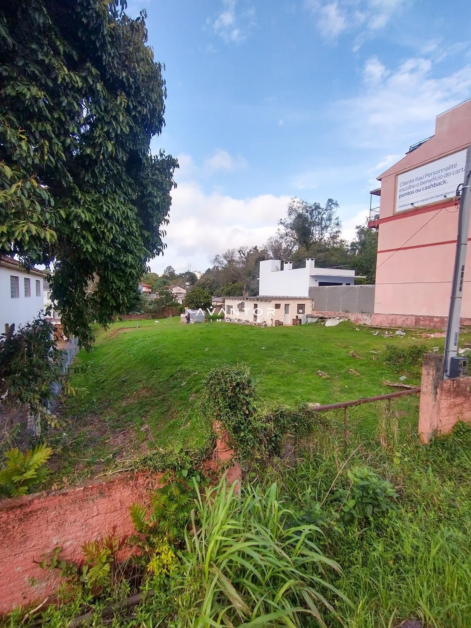 Terreno com construções e vegetação — Terreno à venda em São José, Santa Maria/RS
