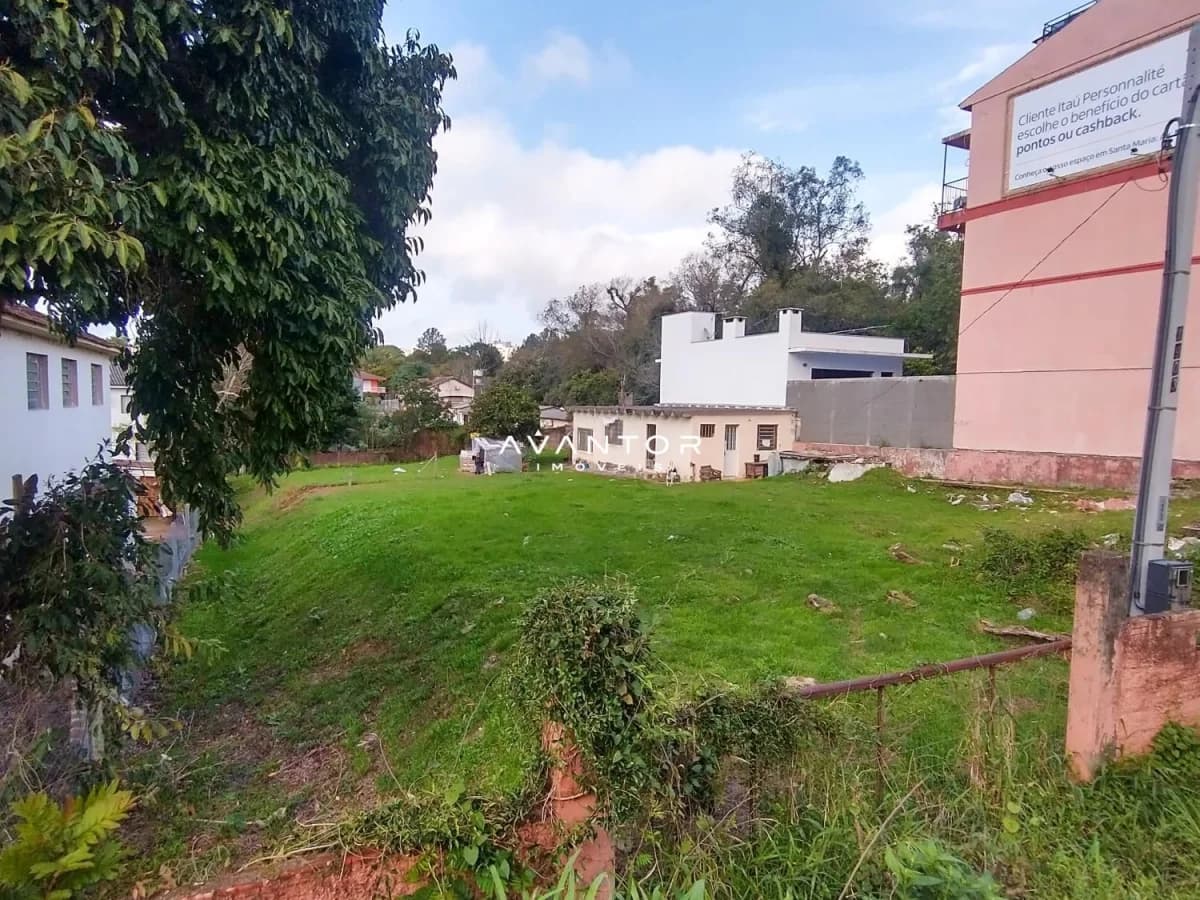 Terreno com construções e vegetação — Terreno à venda em São José, Santa Maria/RS