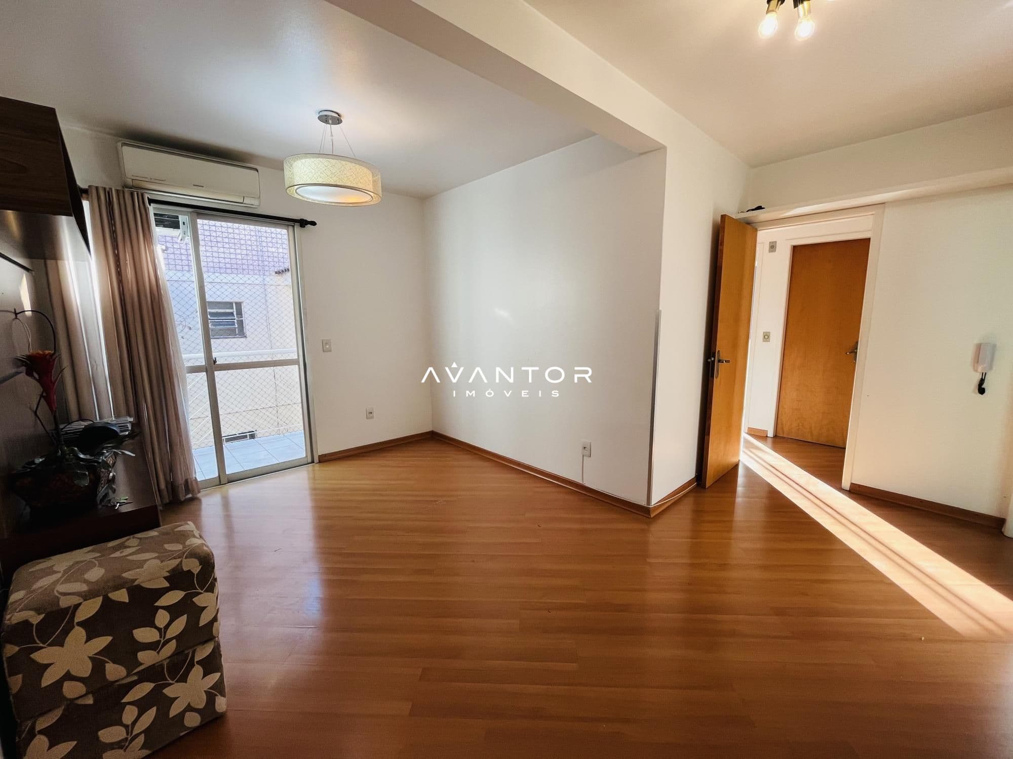 Sala de estar com piso em madeira — Apartamento com 3 quartos à venda no Edifício Kirigua, em Centro, Santa Maria/RS