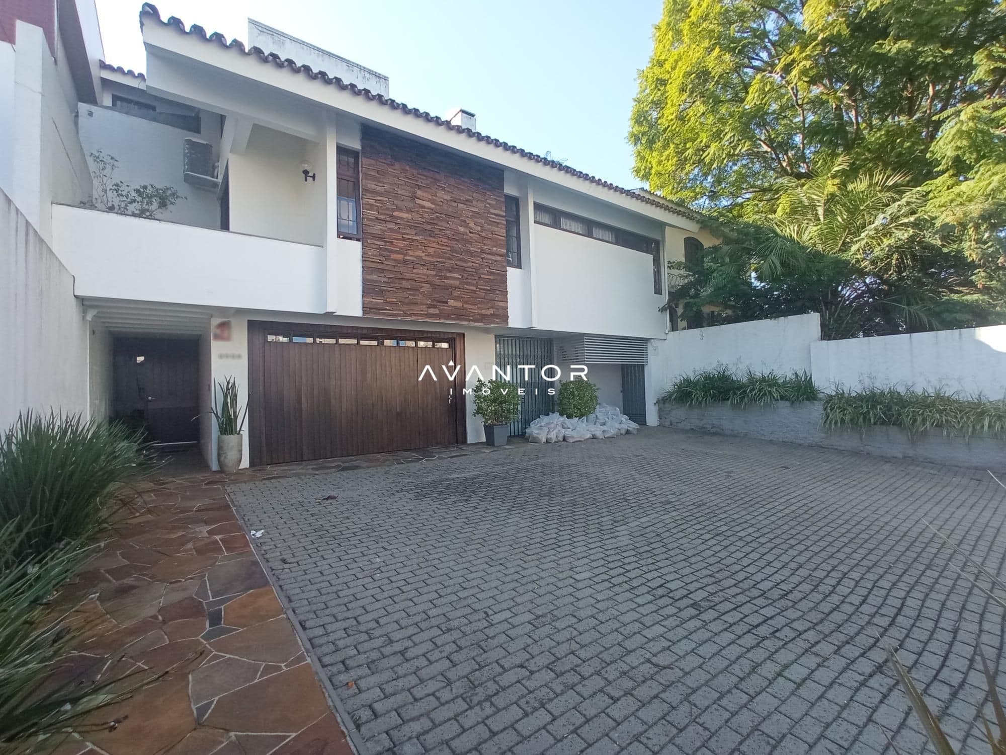 Fachada da casa com garagem — Sala Comercial com 3 salas para alugar em Nossa Senhora Medianeira, Santa Maria/RS