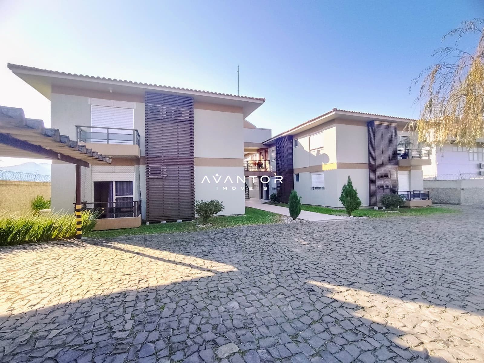 Fachada da casa com garagem — Apartamento com 2 quartos à venda no Residencial La Fenice Morada, em São José, Santa Maria/RS
