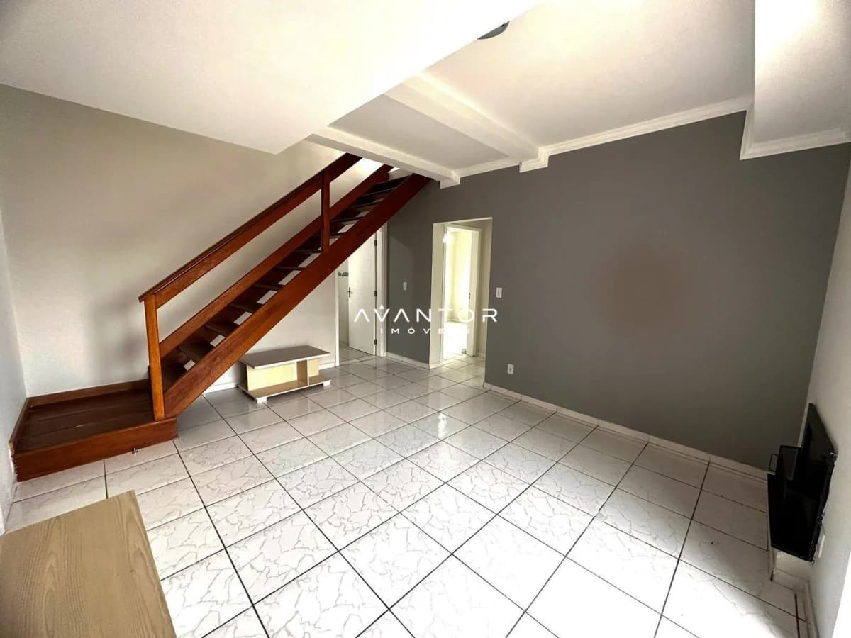 Sala com escada de madeira integrada — Cobertura com 3 quartos à venda em Nossa Senhora do Rosário, Santa Maria/RS