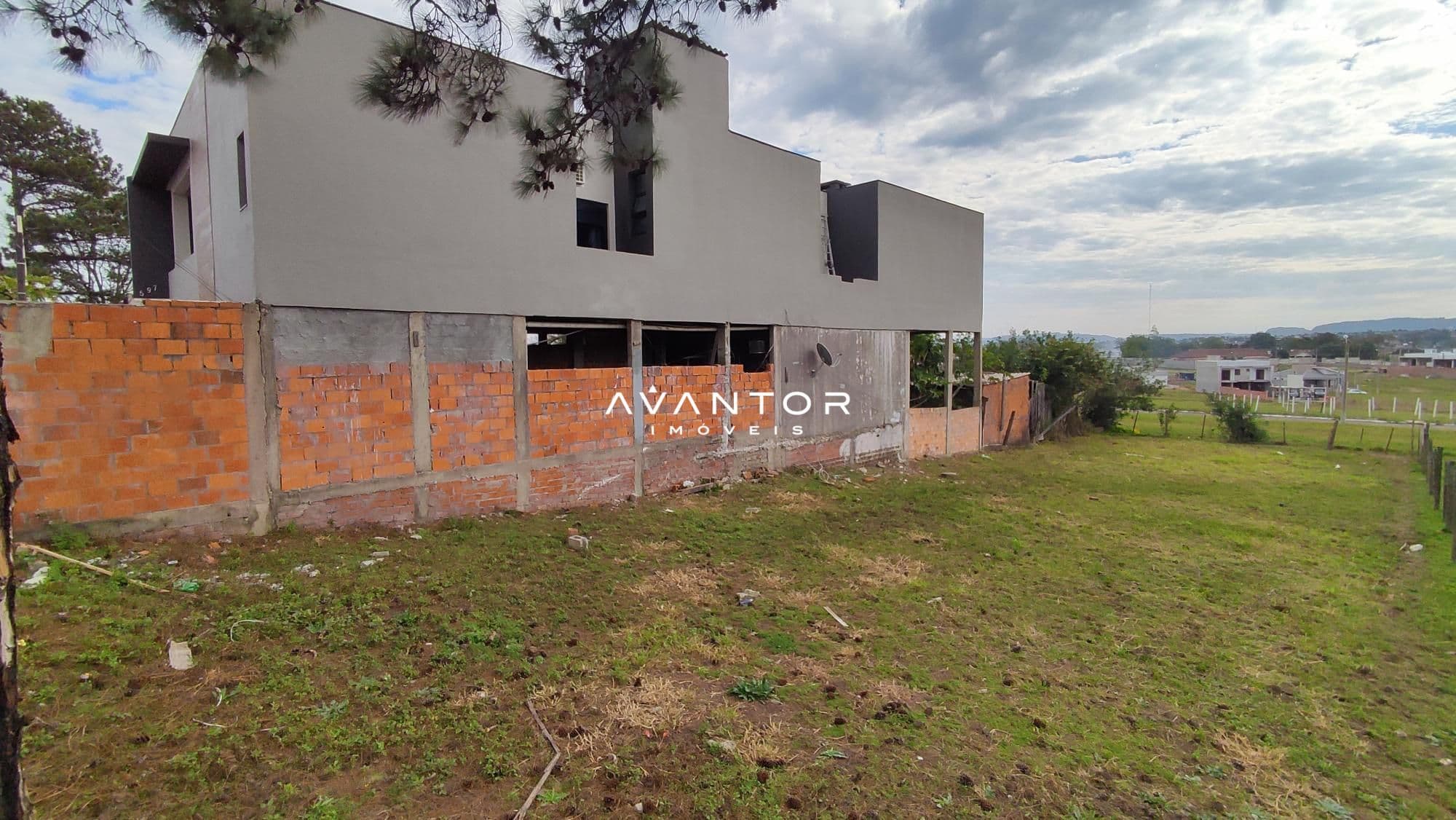 Fachada da casa em construção — Terreno à venda em Pinheiro Machado, Santa Maria/RS
