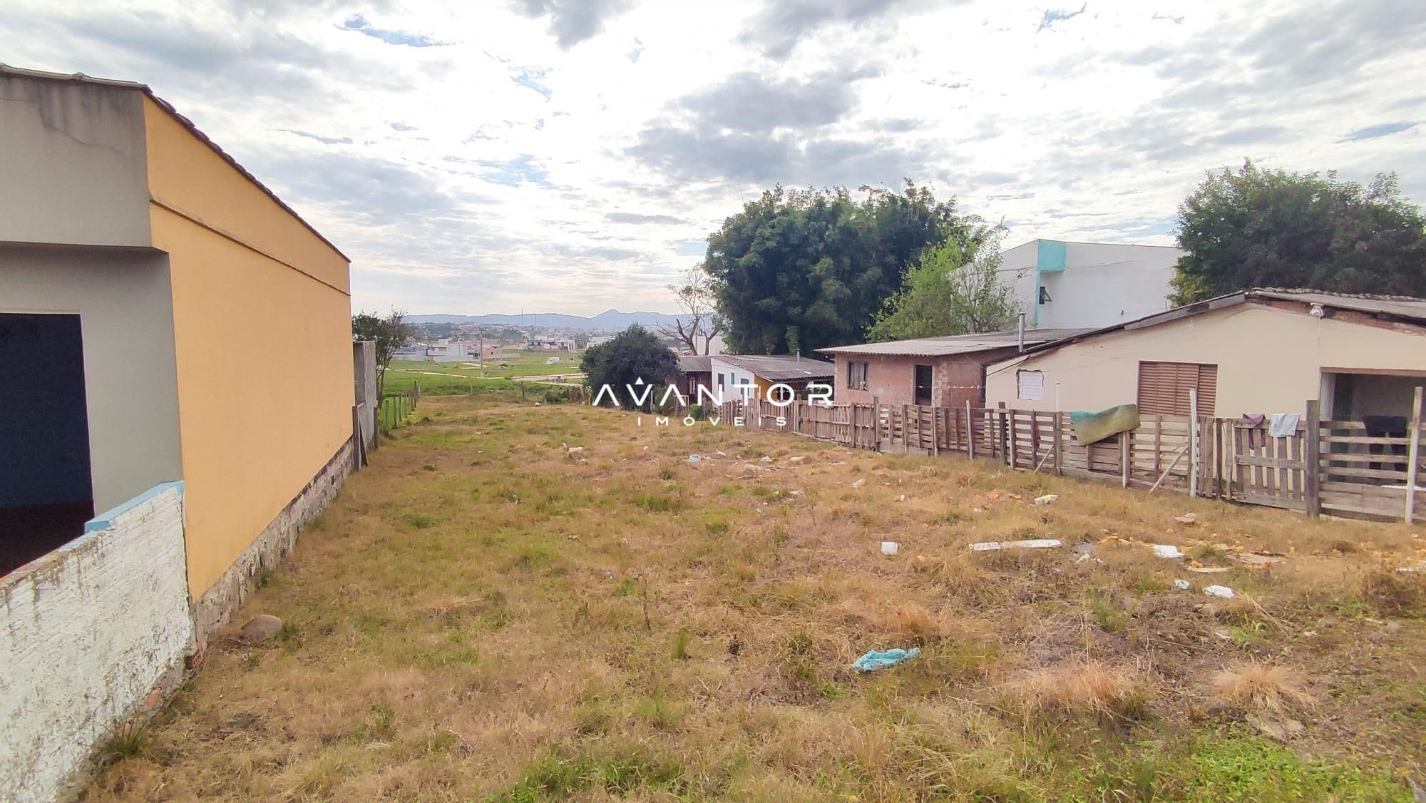 Terreno com construções e vista da paisagem — Terreno à venda em Pinheiro Machado, Santa Maria/RS