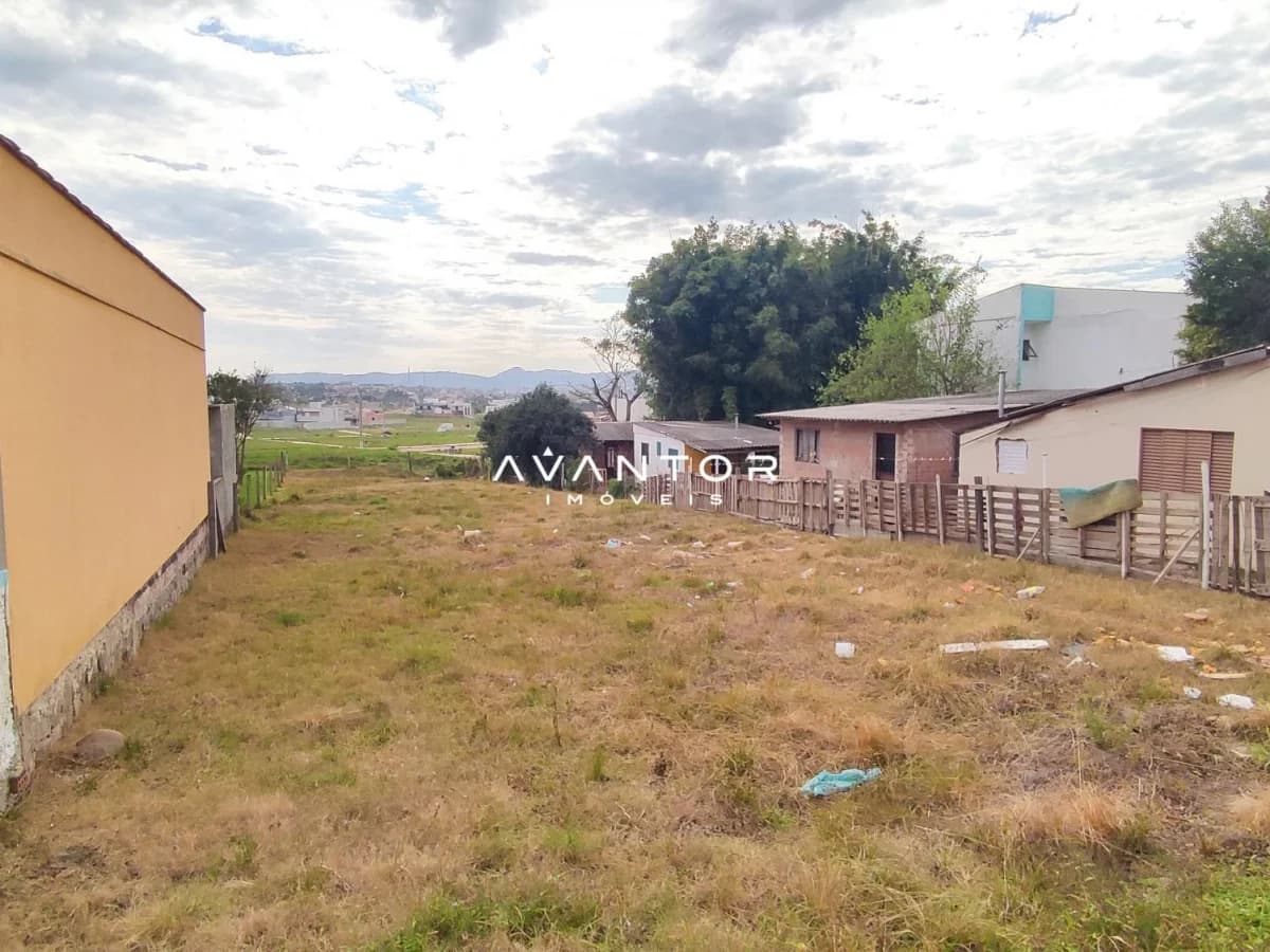 Terreno com construções e vista da paisagem — Terreno à venda em Pinheiro Machado, Santa Maria/RS