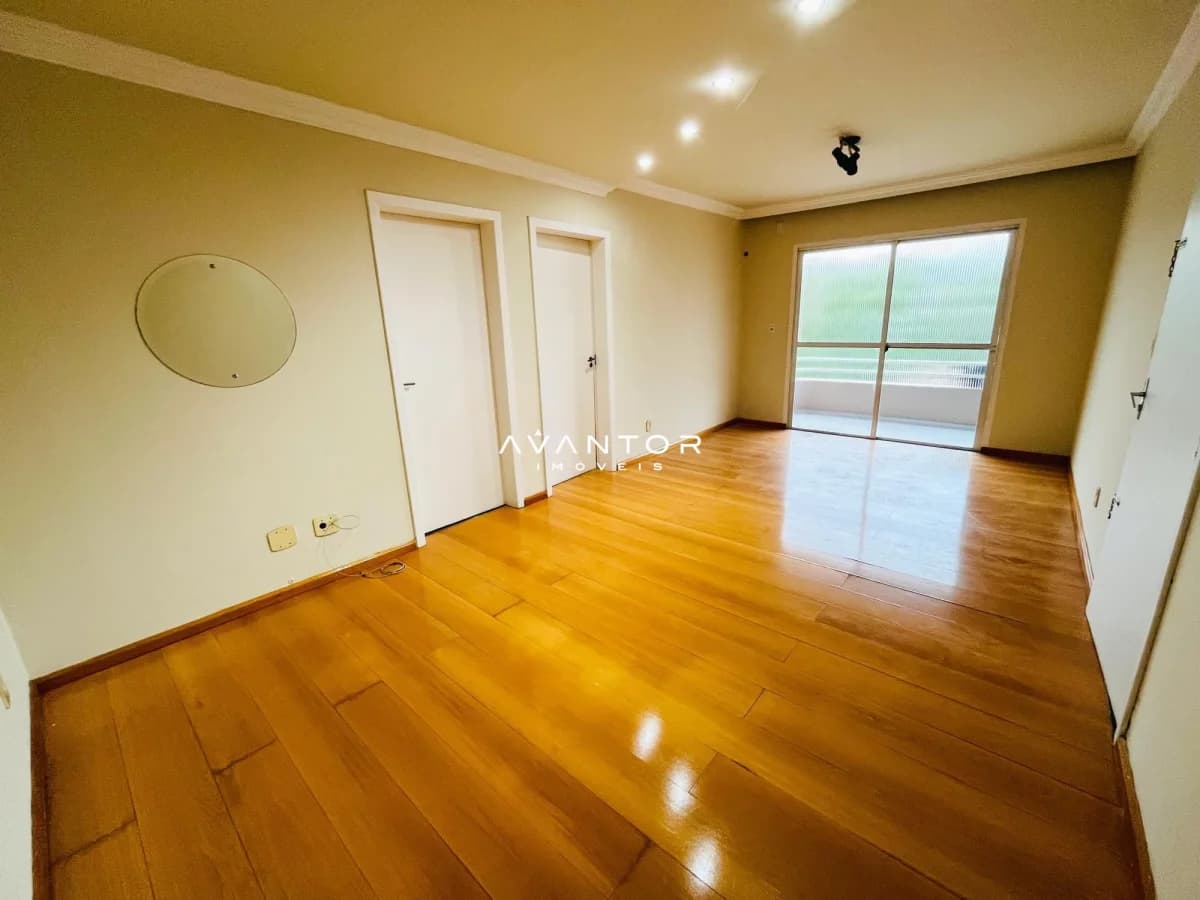Sala de estar com piso de madeira e sacada — Apartamento com 2 quartos à venda em Nossa Senhora de Fátima, Santa Maria/RS