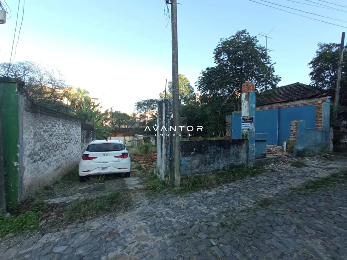 Terreno com construções e estacionamento — Terreno à venda em Nossa Senhora de Fátima, Santa Maria/RS