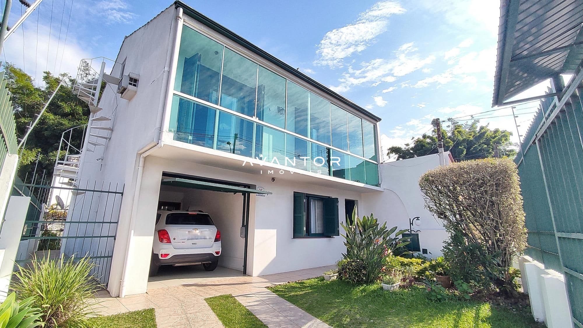 Fachada da casa com garagem e sacada — Casa com 3 quartos à venda em Centro, Santa Maria/RS