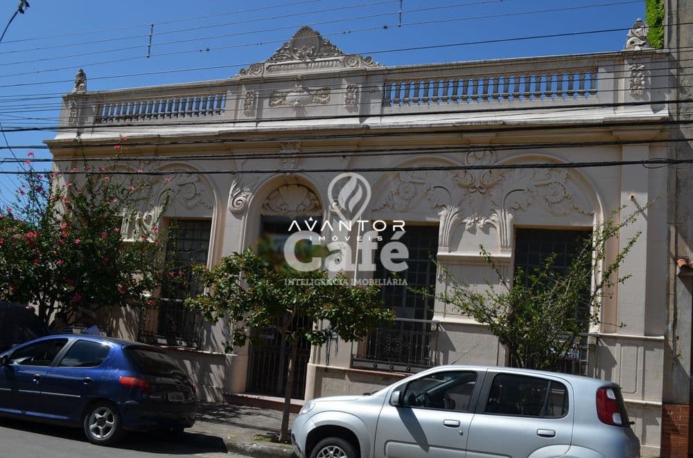 Fachada da casa com arquitetura clássica — Casa com 2 quartos à venda em Centro, Santa Maria/RS