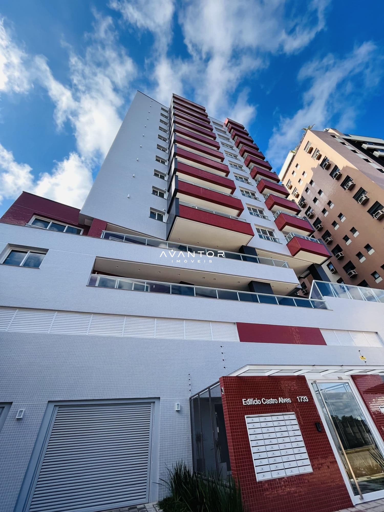 Fachada do prédio com sacadas — Apartamento com 2 quartos à venda em Nossa Senhora Medianeira, Santa Maria/RS
