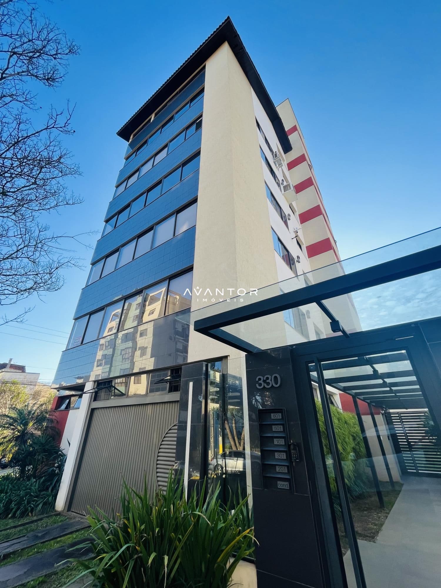 Fachada do prédio com entrada — Apartamento com 3 quartos à venda em Nossa Senhora das Dores, Santa Maria/RS