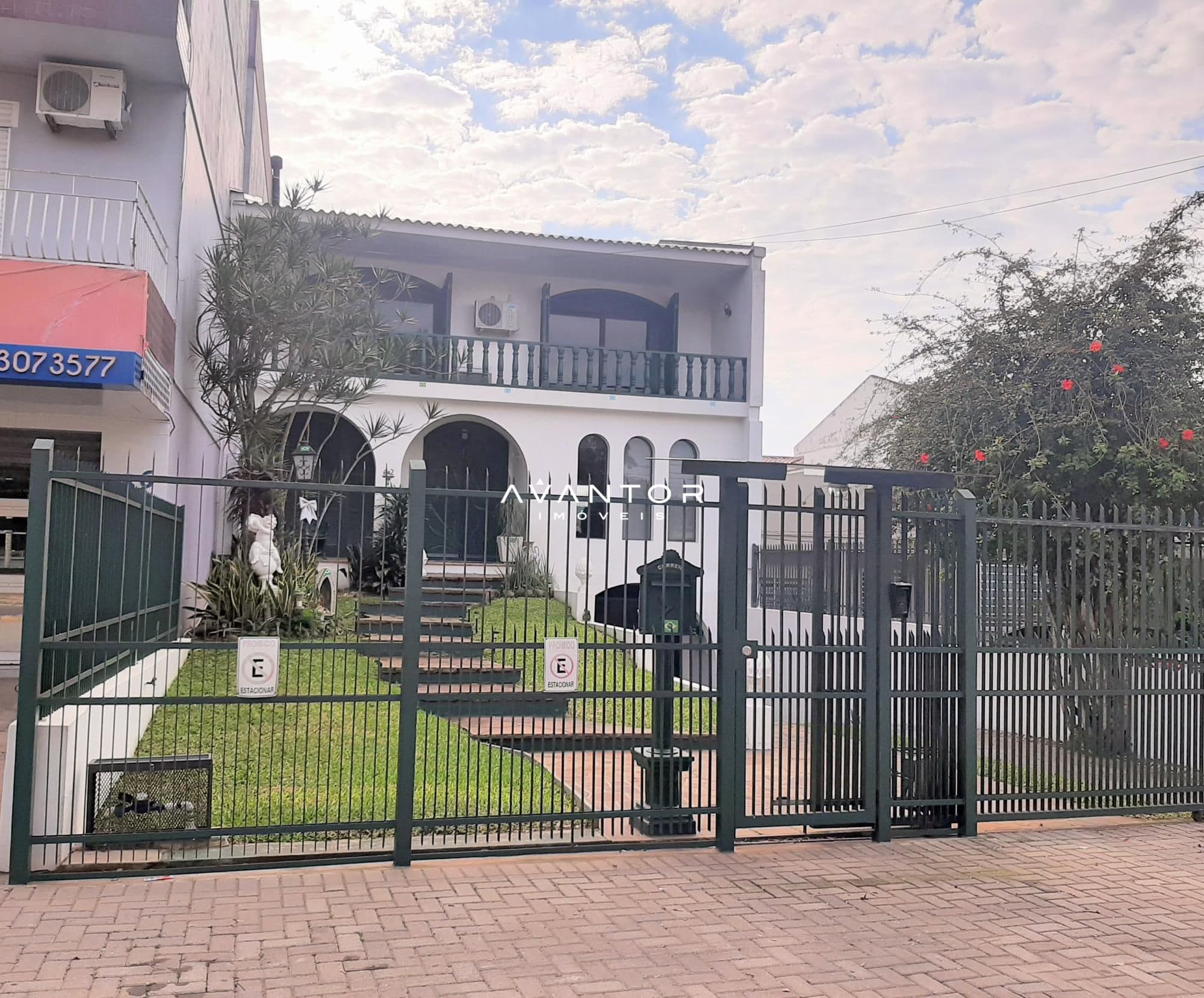 Fachada da casa com garagem e portão — Terreno à venda em Nossa Senhora das Dores, Santa Maria/RS