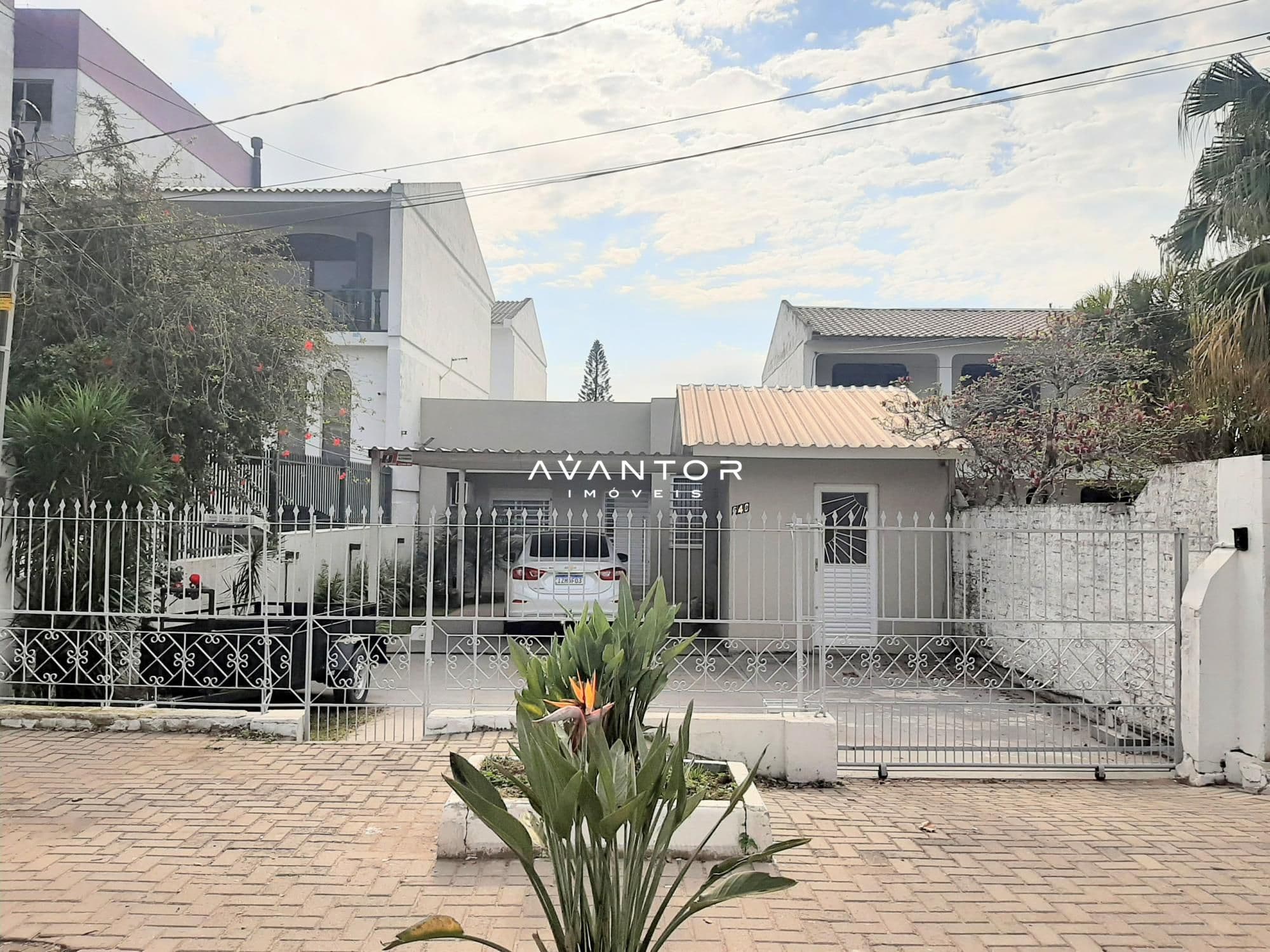 Fachada da casa com portão — Terreno à venda em Nossa Senhora das Dores, Santa Maria/RS