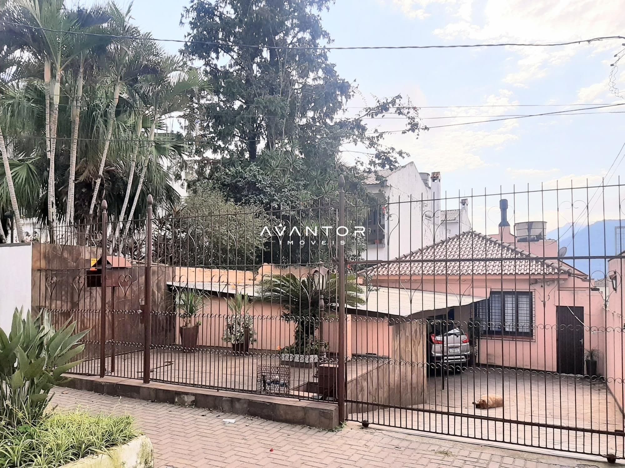 Fachada da casa com portão e garagem — Terreno à venda em Nossa Senhora das Dores, Santa Maria/RS