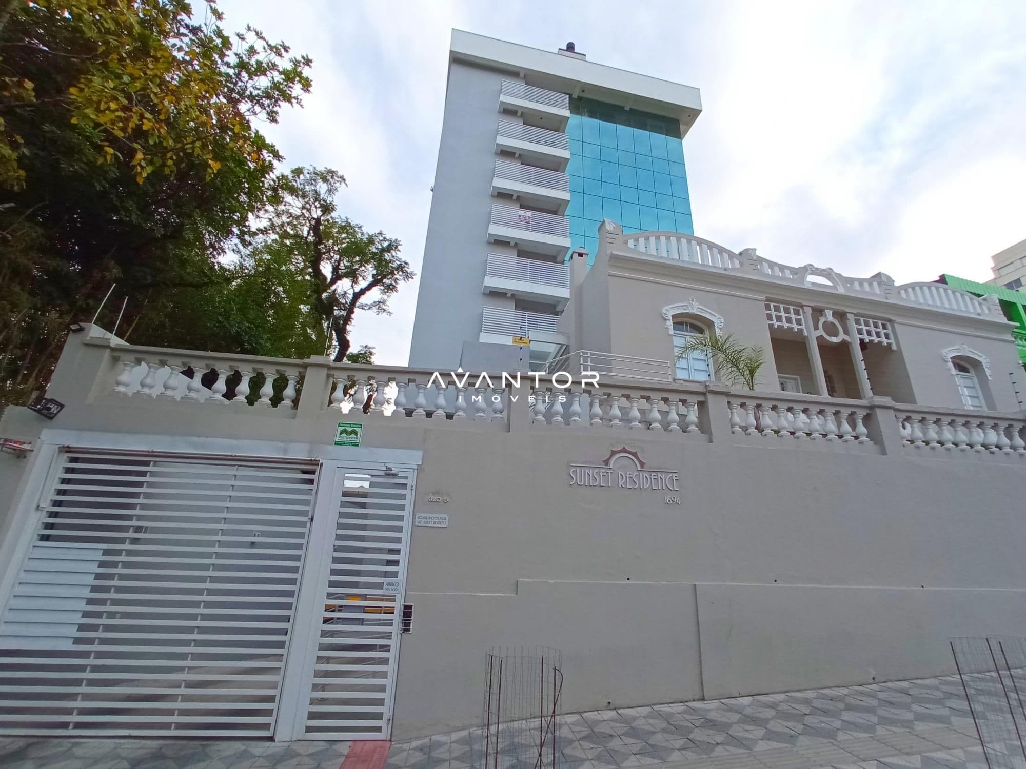 Fachada do prédio com portão — Apartamento com 2 quartos à venda no Sunset Residence, em Centro, Santa Maria/RS