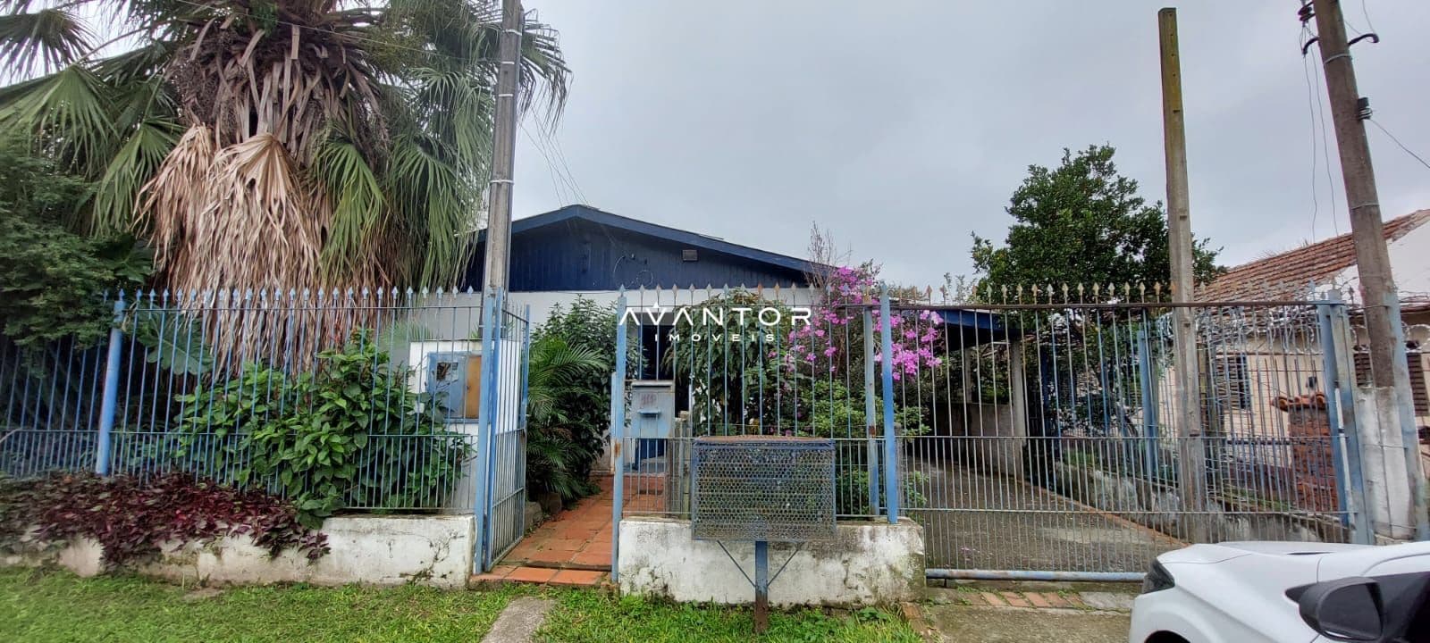 Fachada da casa com portão — Casa com 3 quartos à venda em Chácara das Flores, Santa Maria/RS