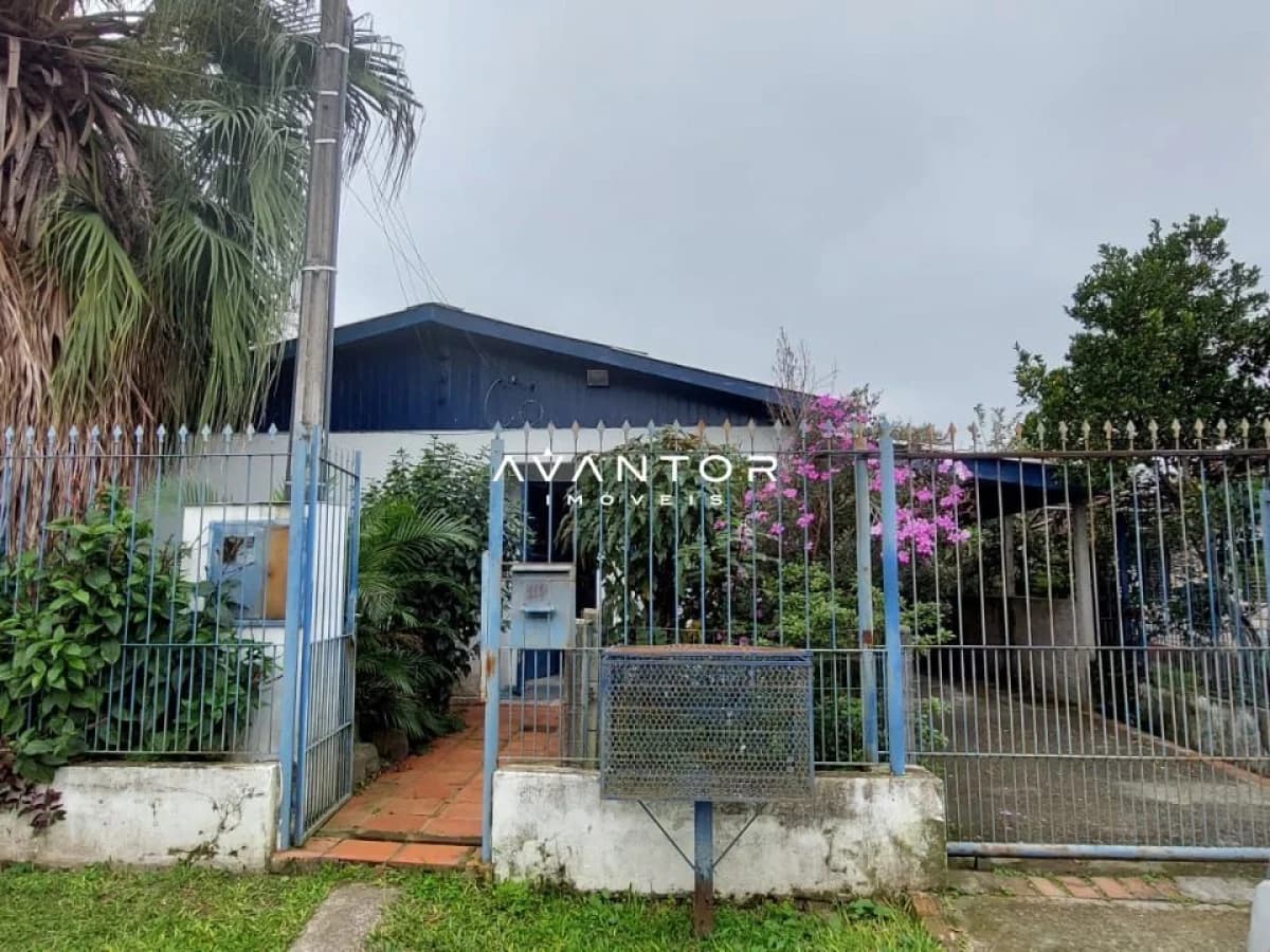 Fachada da casa com portão — Casa com 3 quartos à venda em Chácara das Flores, Santa Maria/RS