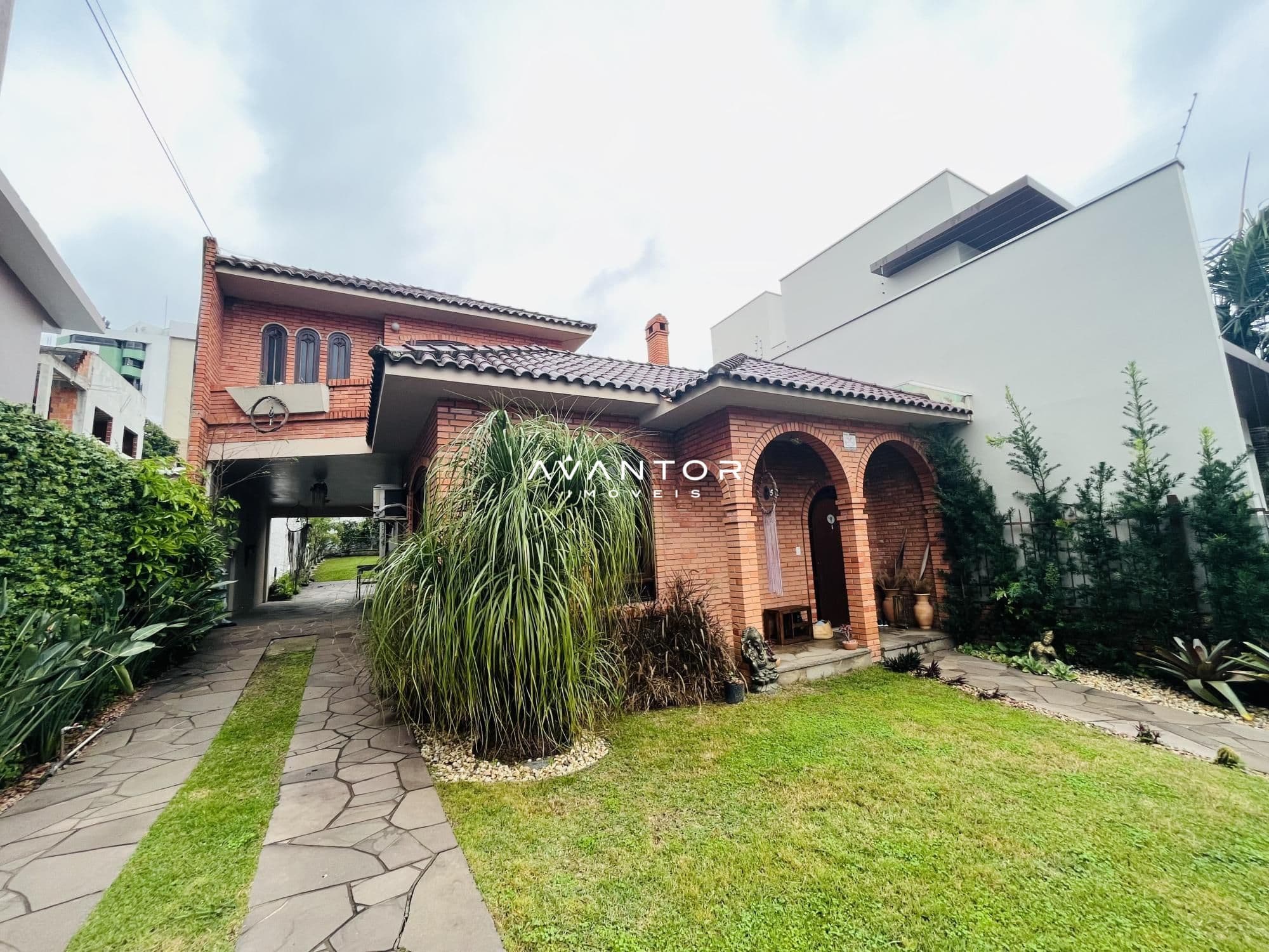 Fachada da casa com jardim frontal — Casa com 4 quartos à venda em Nossa Senhora Medianeira, Santa Maria/RS