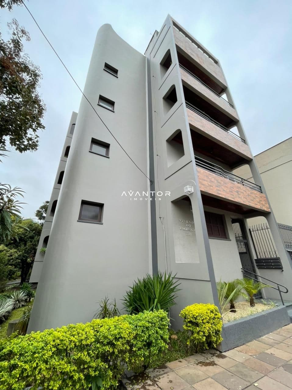 Fachada do prédio com sacadas — Apartamento com 3 quartos à venda no Edifício Vivenda do Parque, em Centro, Santa Maria/RS
