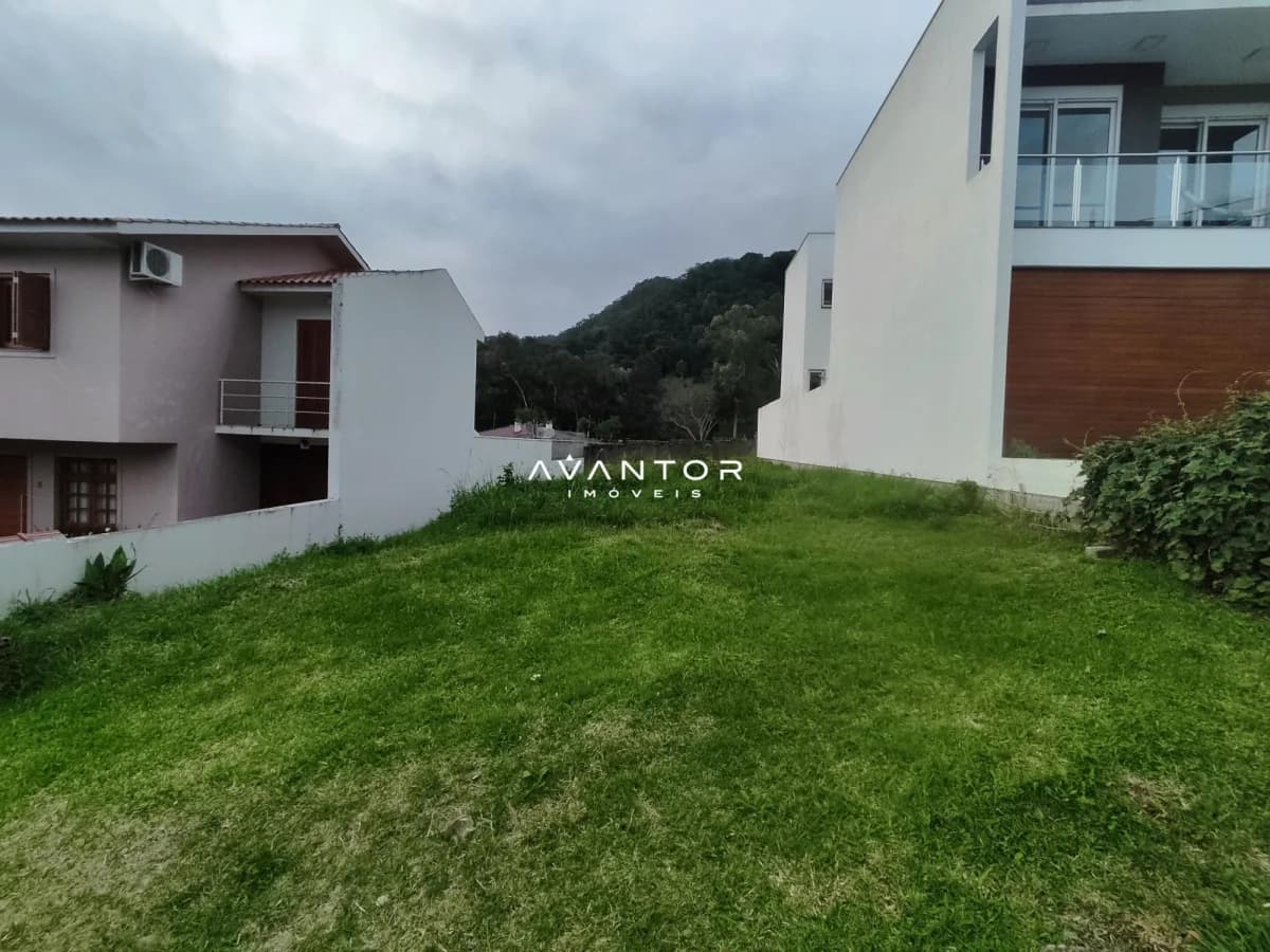 Terreno com casarões ao fundo — Terreno à venda no Montes Verdes, em Nossa Senhora do Perpétuo Socorro, Santa Maria/RS