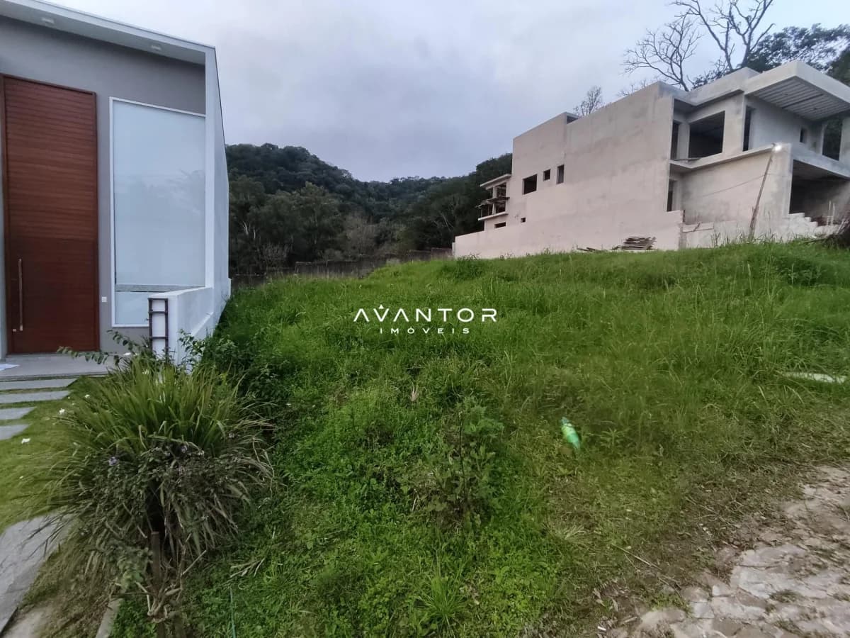 Terreno com construções e vegetação — Terreno à venda no Montes Verdes, em Nossa Senhora do Perpétuo Socorro, Santa Maria/RS