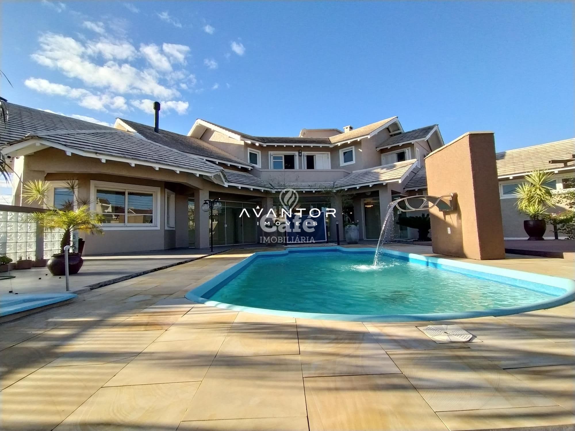 Piscina com área de lazer e fachada da casa — Casa com 4 quartos à venda em Tomazetti, Santa Maria/RS