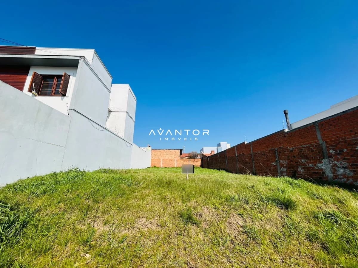 Terreno com construção em andamento — Terreno à venda em Tomazetti, Santa Maria/RS