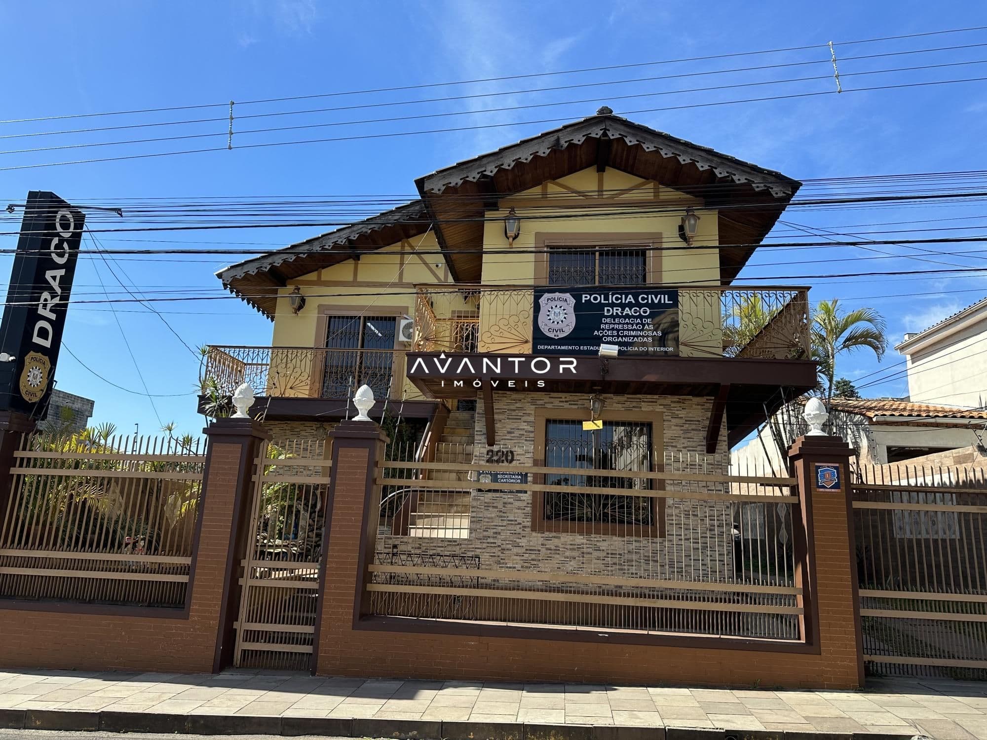 Fachada da casa com portão e garagem — Casa com 5 quartos à venda em Centro, Santa Maria/RS