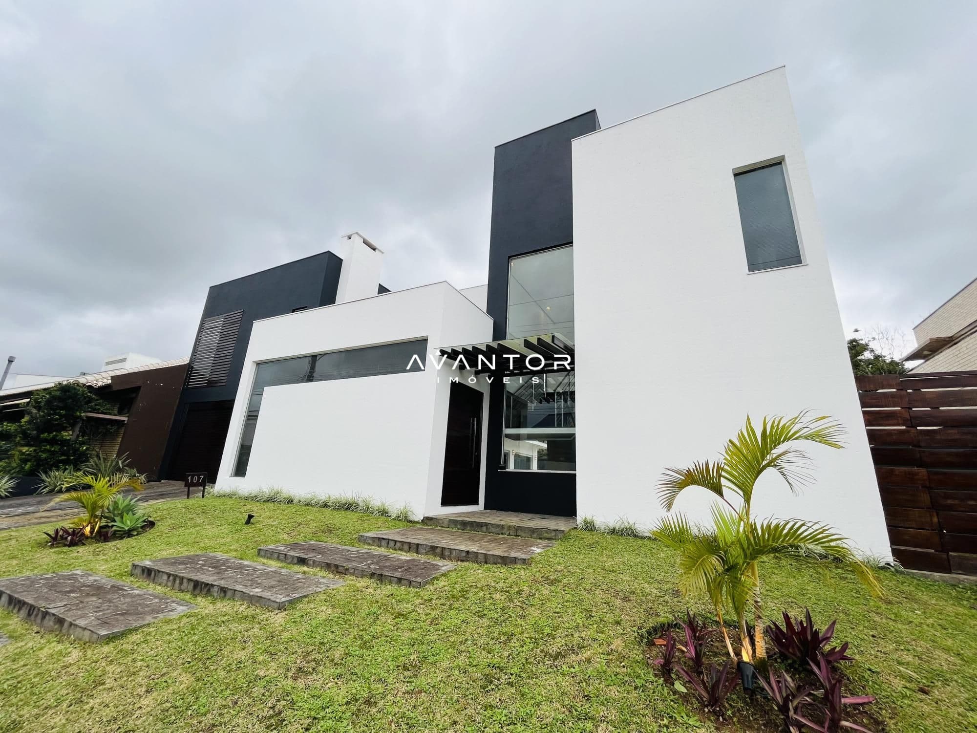 Fachada da casa com jardim — Casa com 4 quartos à venda no Condomínio Sociedade de Medicina, em Camobi, Santa Maria/RS