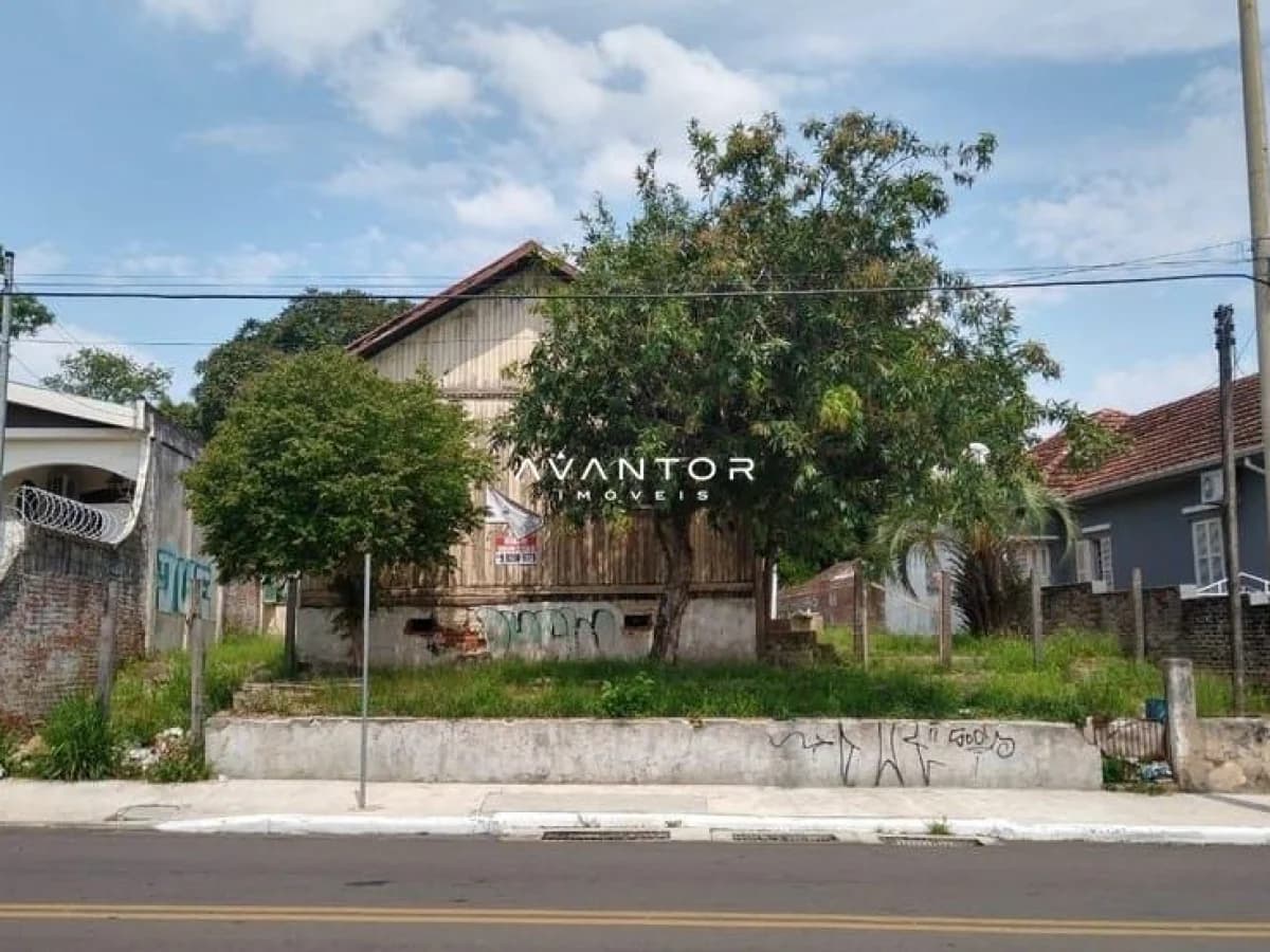 Fachada frontal da casa — Terreno à venda em Itararé, Santa Maria/RS