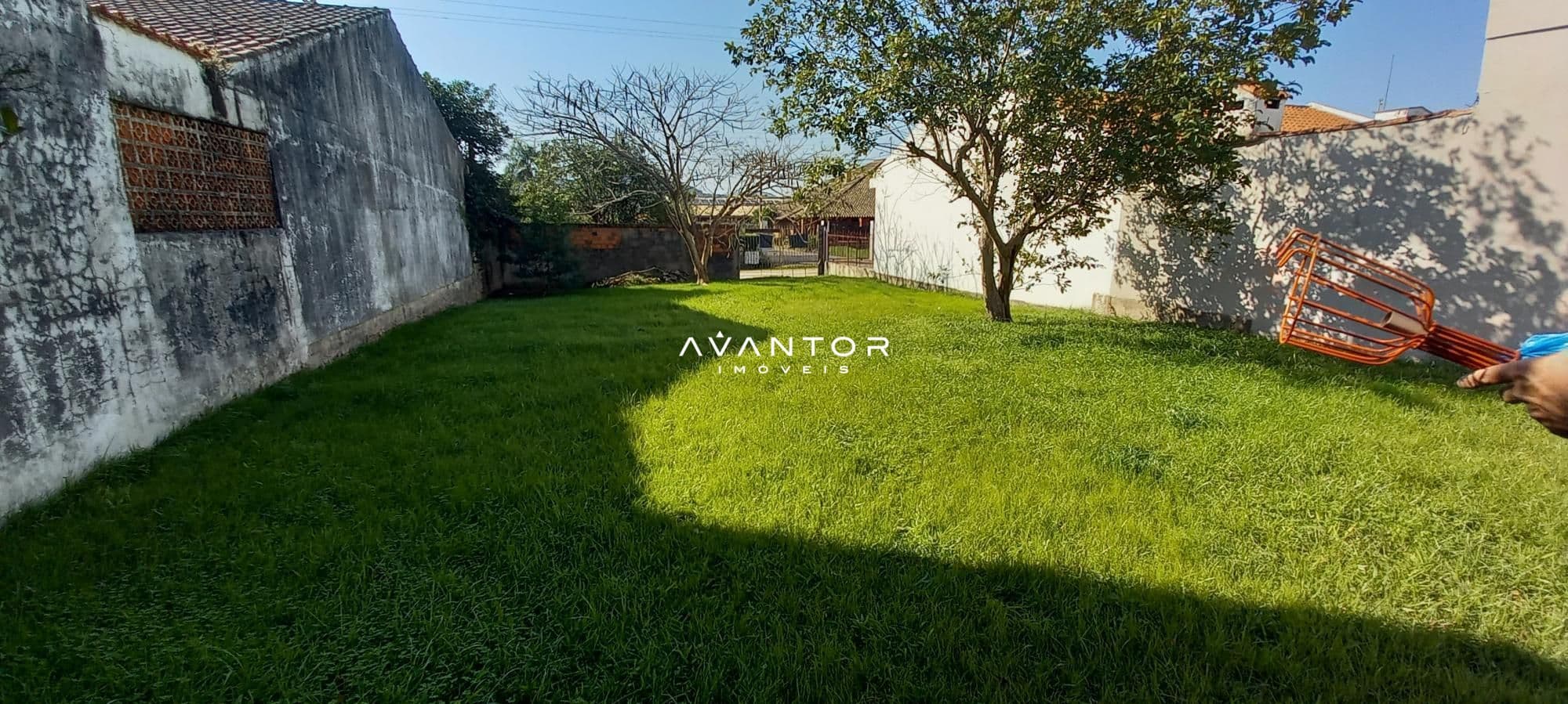 Pátio com gramado e árvores — Terreno à venda em Camobi, Santa Maria/RS