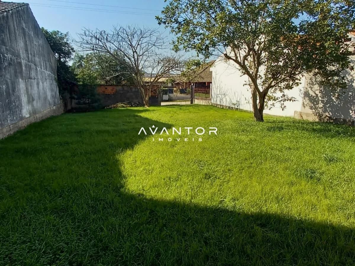 Pátio com gramado e árvores — Terreno à venda em Camobi, Santa Maria/RS