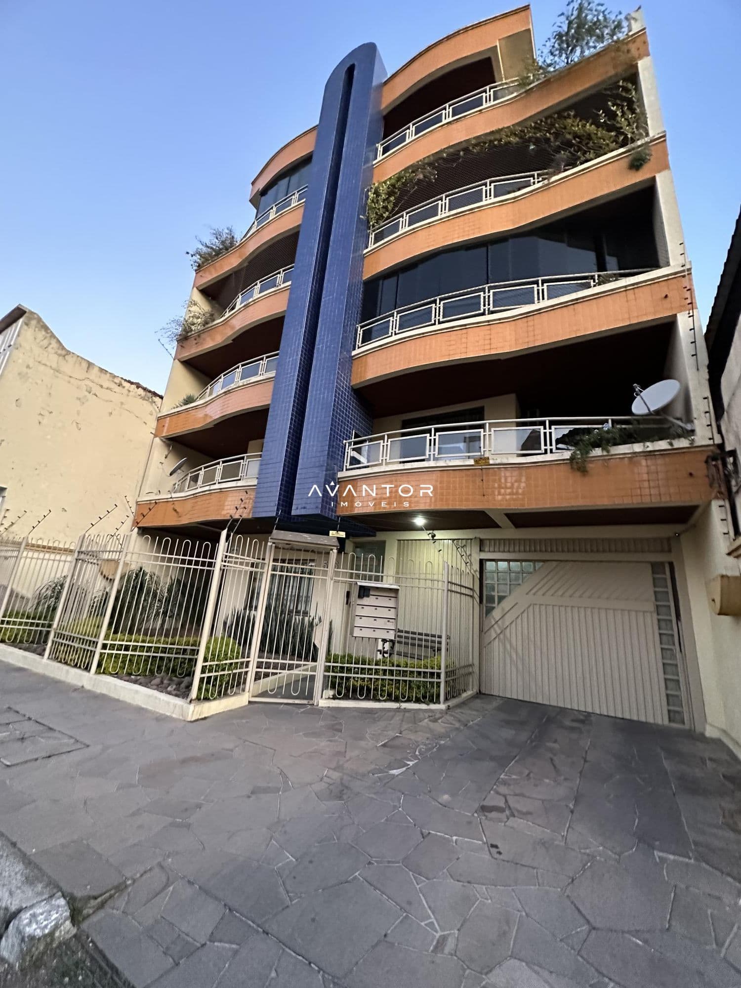 Fachada do prédio com sacadas — Cobertura com 4 quartos à venda em Nossa Senhora do Rosário, Santa Maria/RS