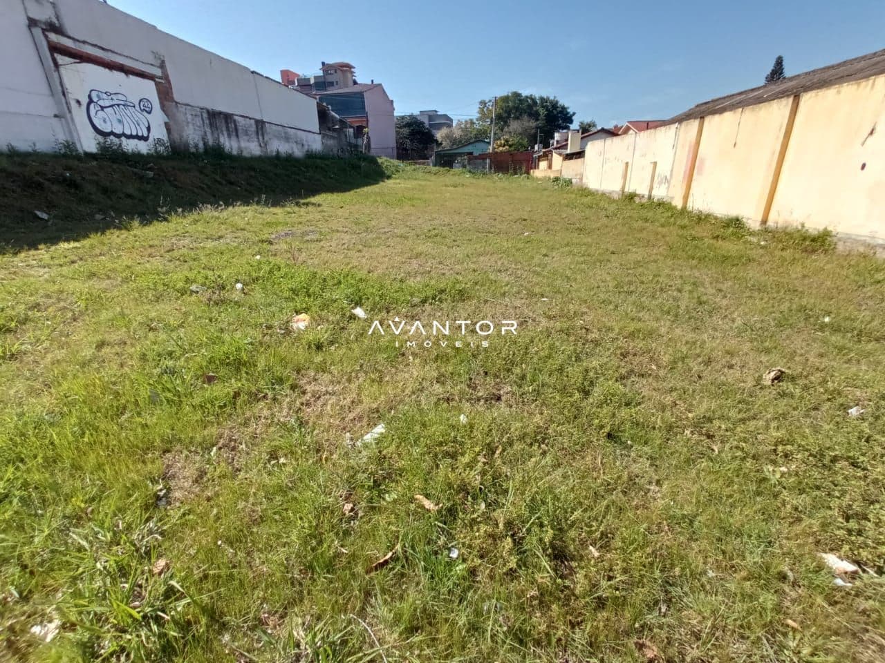 Terreno com grama e muros delimitadores — Terreno para alugar em Duque de Caxias, Santa Maria/RS