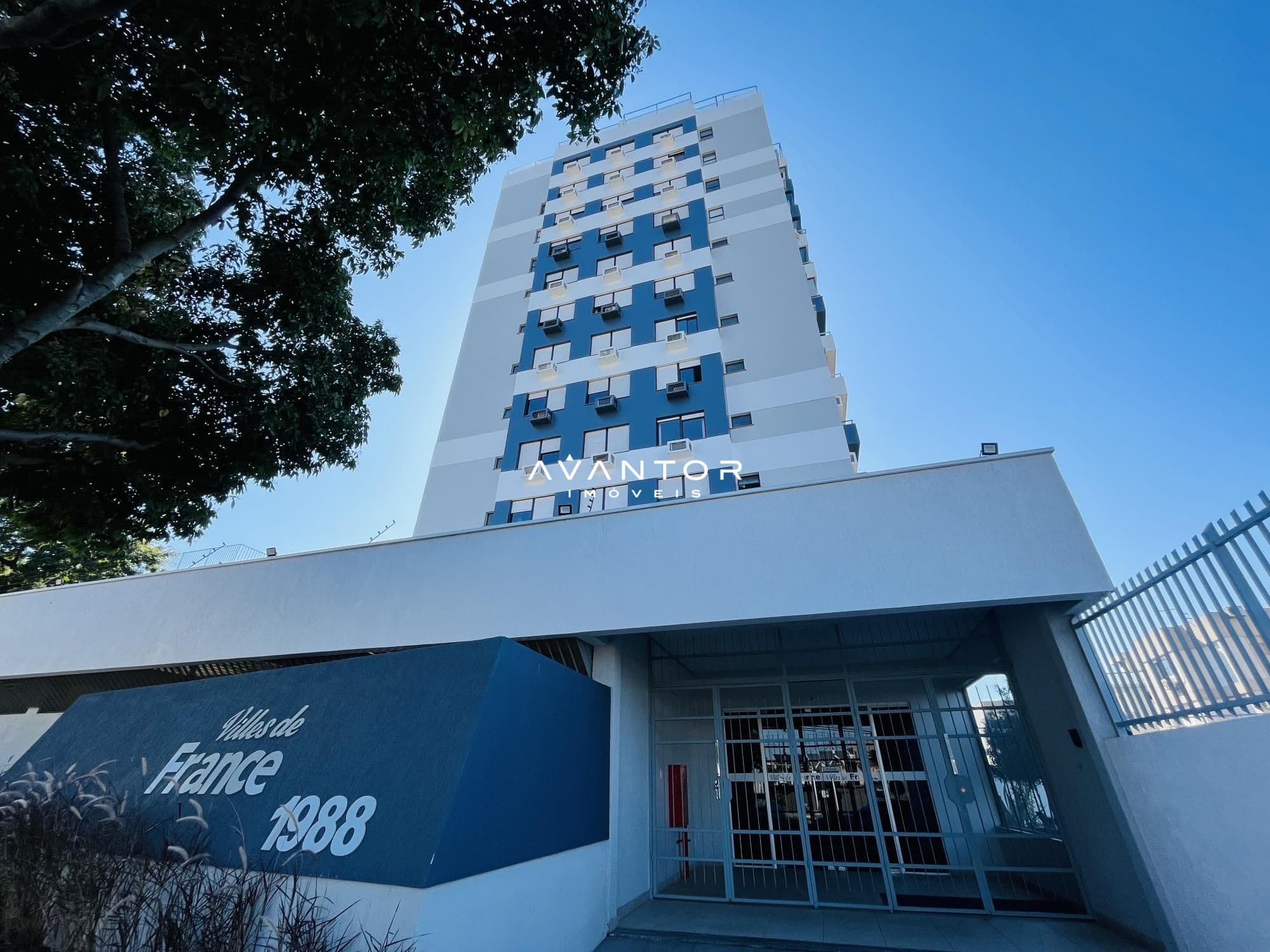 Fachada do prédio com entrada — Apartamento com 3 quartos à venda em Nossa Senhora de Fátima, Santa Maria/RS