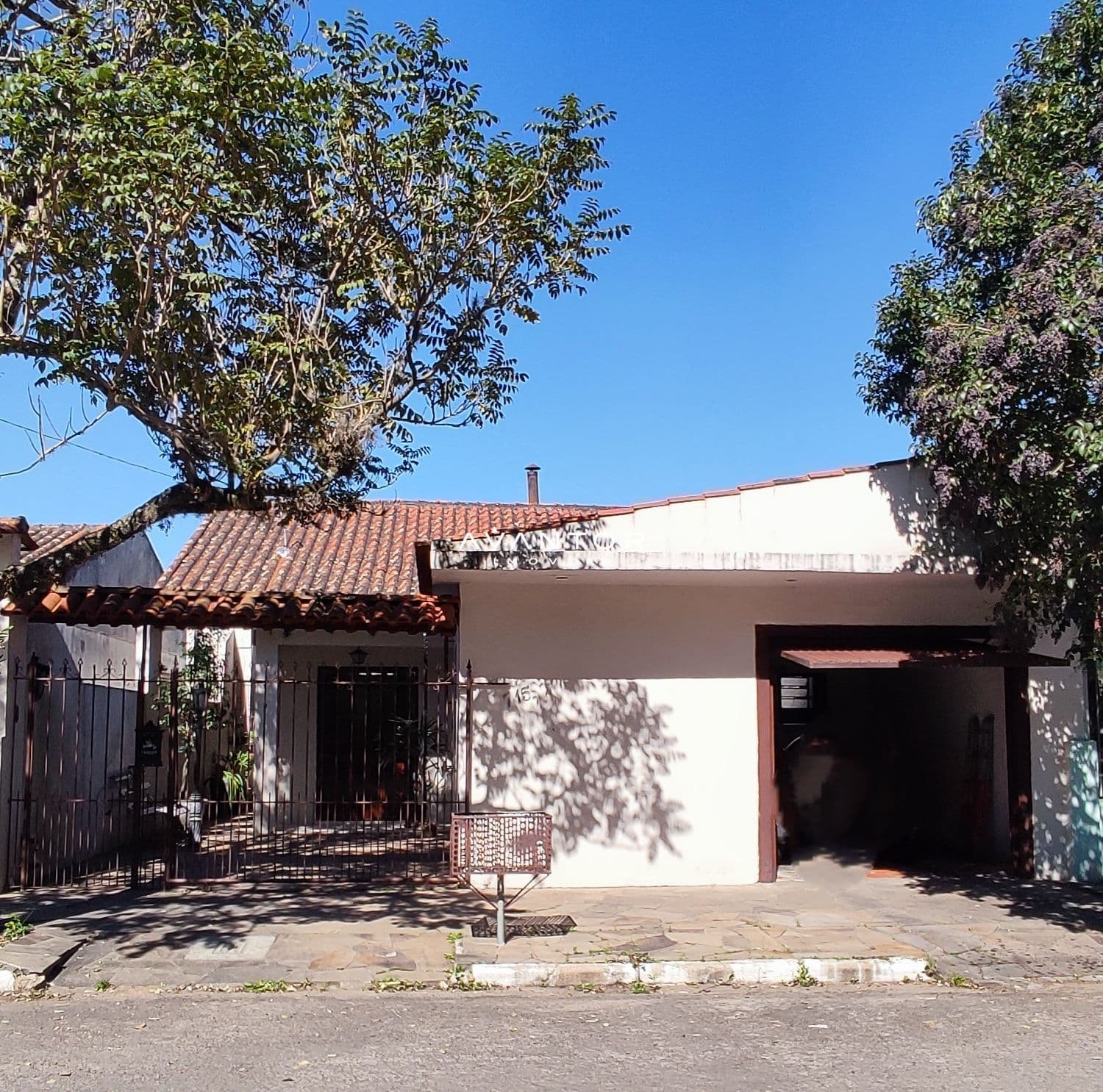 Fachada da casa com garagem — Casa com 3 quartos à venda em Nossa Senhora de Lourdes, Santa Maria/RS