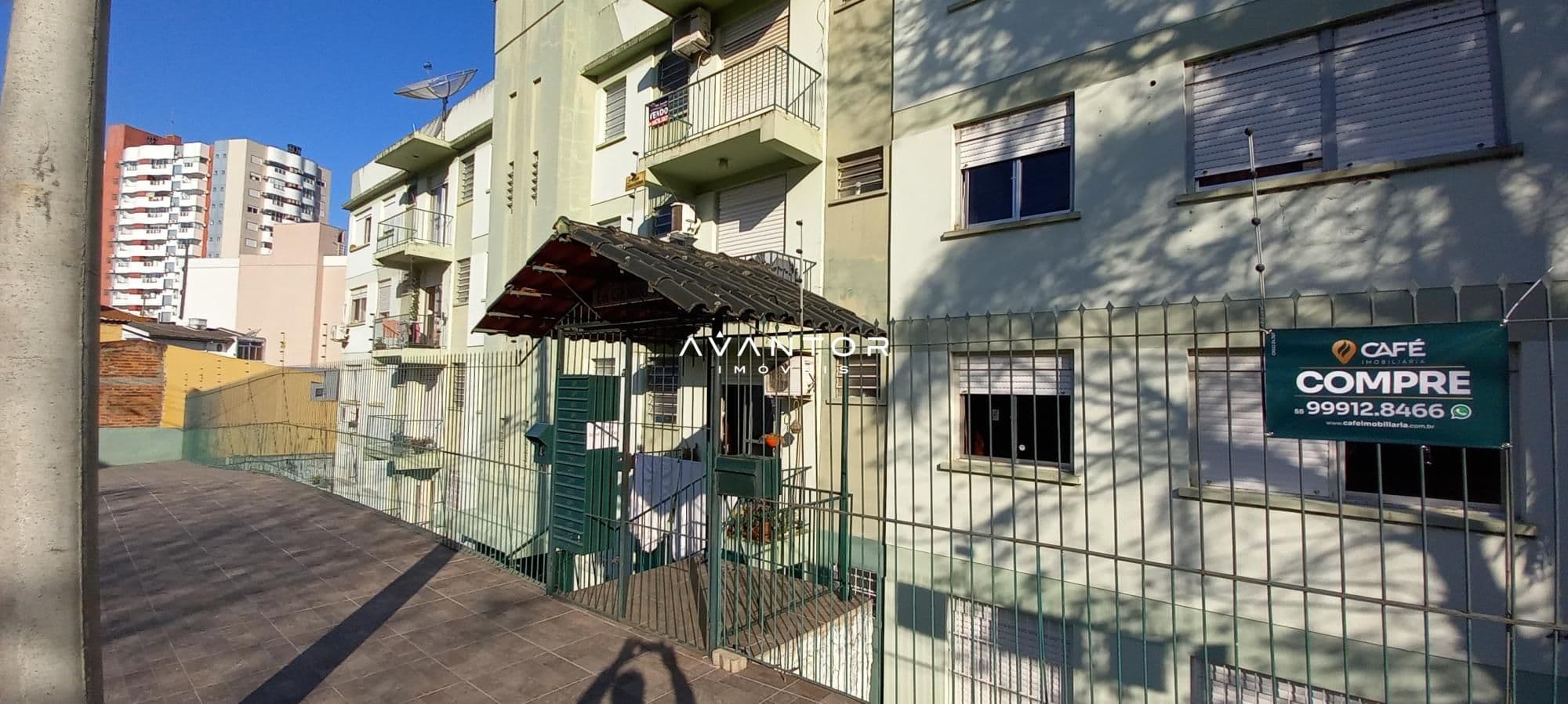 Fachada da casa com entrada — Apartamento com 2 quartos à venda em Nossa Senhora de Lourdes, Santa Maria/RS