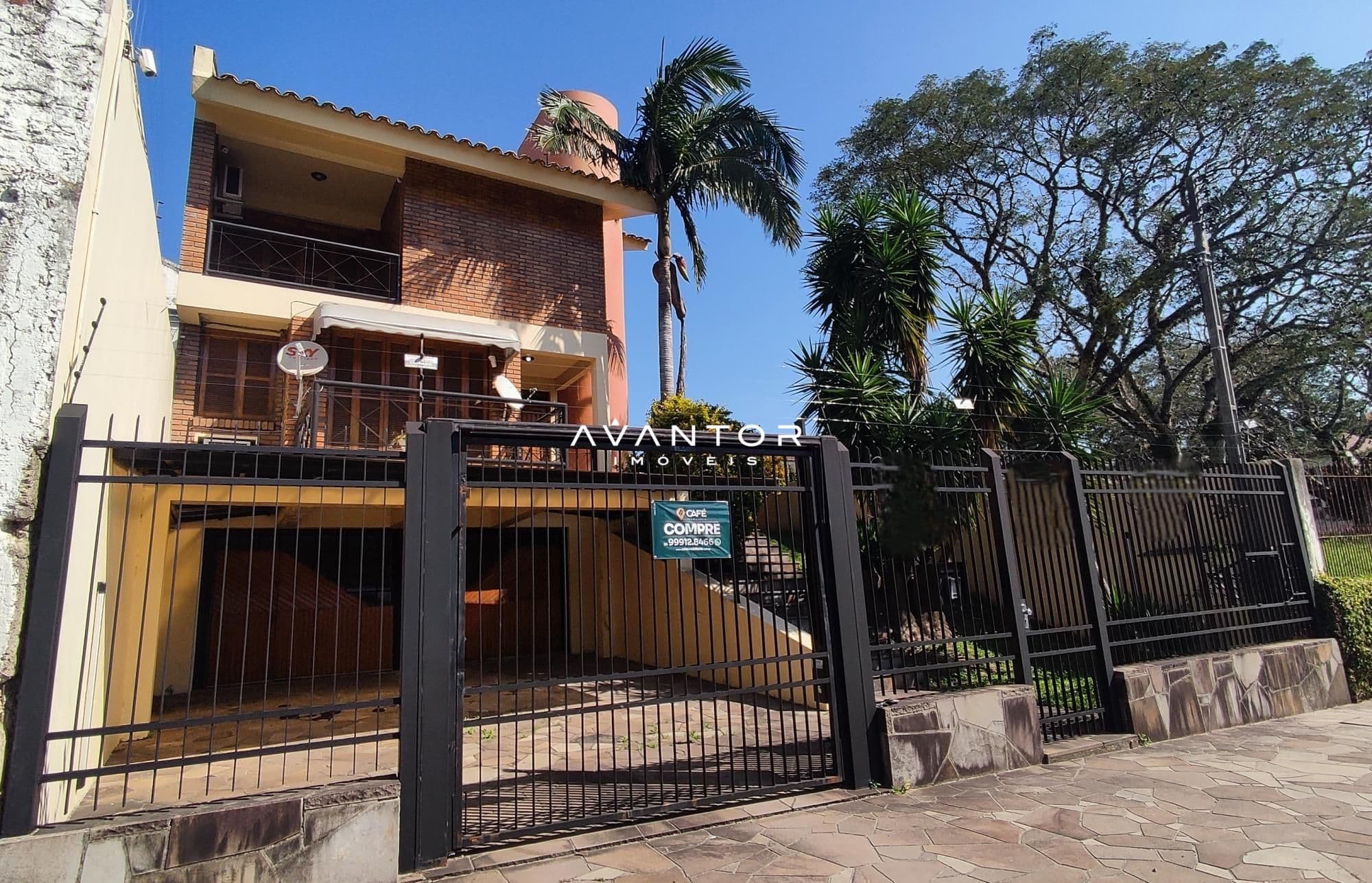 Fachada da casa com garagem — Casa com 4 quartos à venda em Carolina, Santa Maria/RS