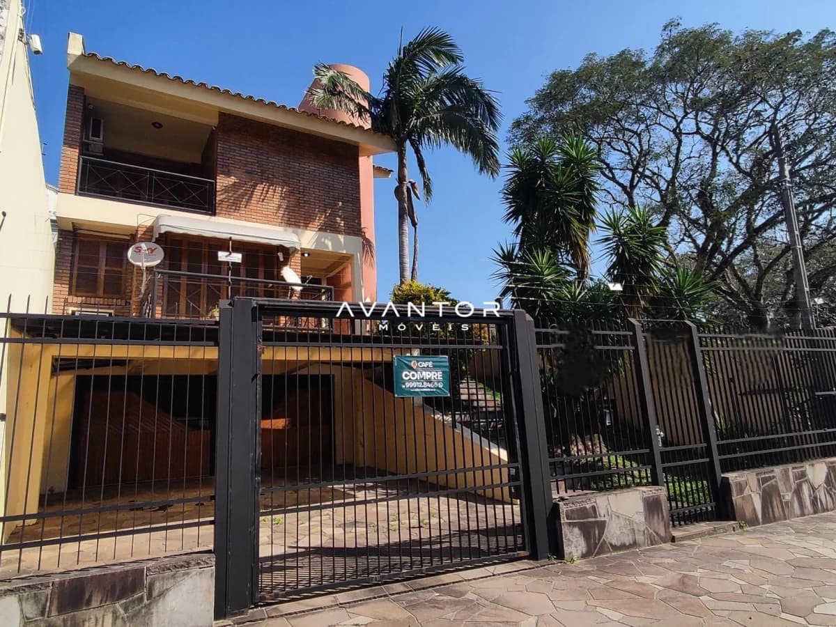 Fachada da casa com garagem — Casa com 4 quartos à venda em Carolina, Santa Maria/RS