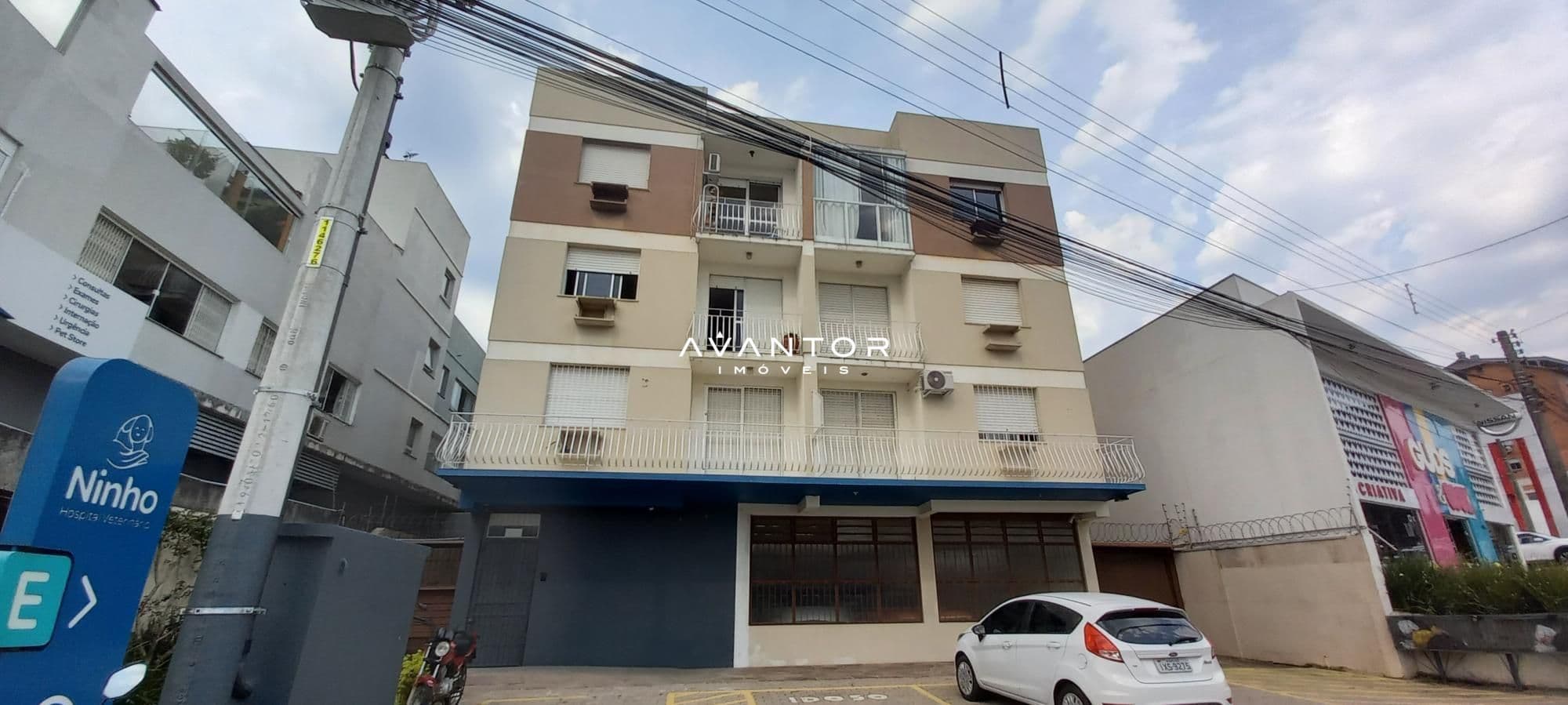 Fachada do prédio com garagem — Apartamento com 2 quartos à venda no Edifício Nogueira, em Km 3, Santa Maria/RS