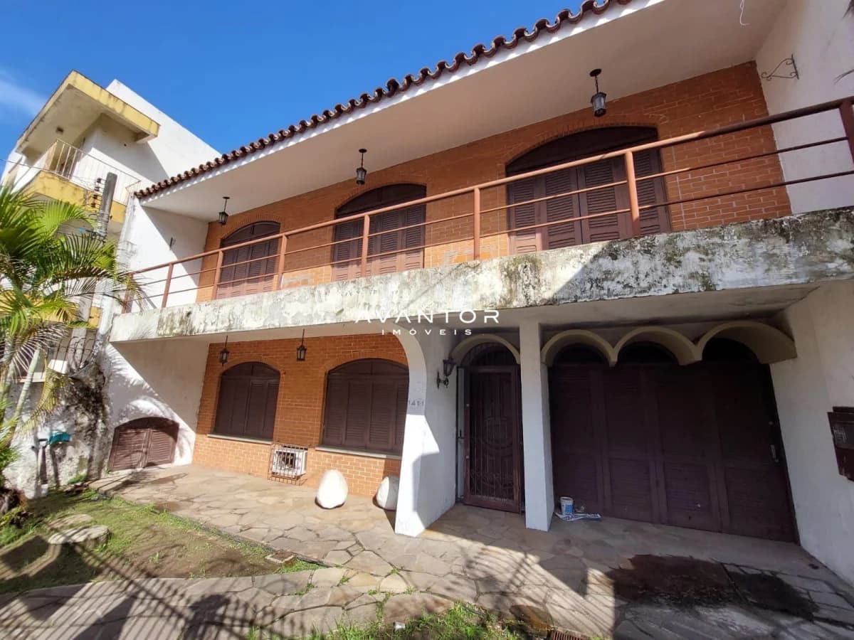 Fachada da casa com sacada — Casa com 4 quartos à venda em Centro, Santa Maria/RS