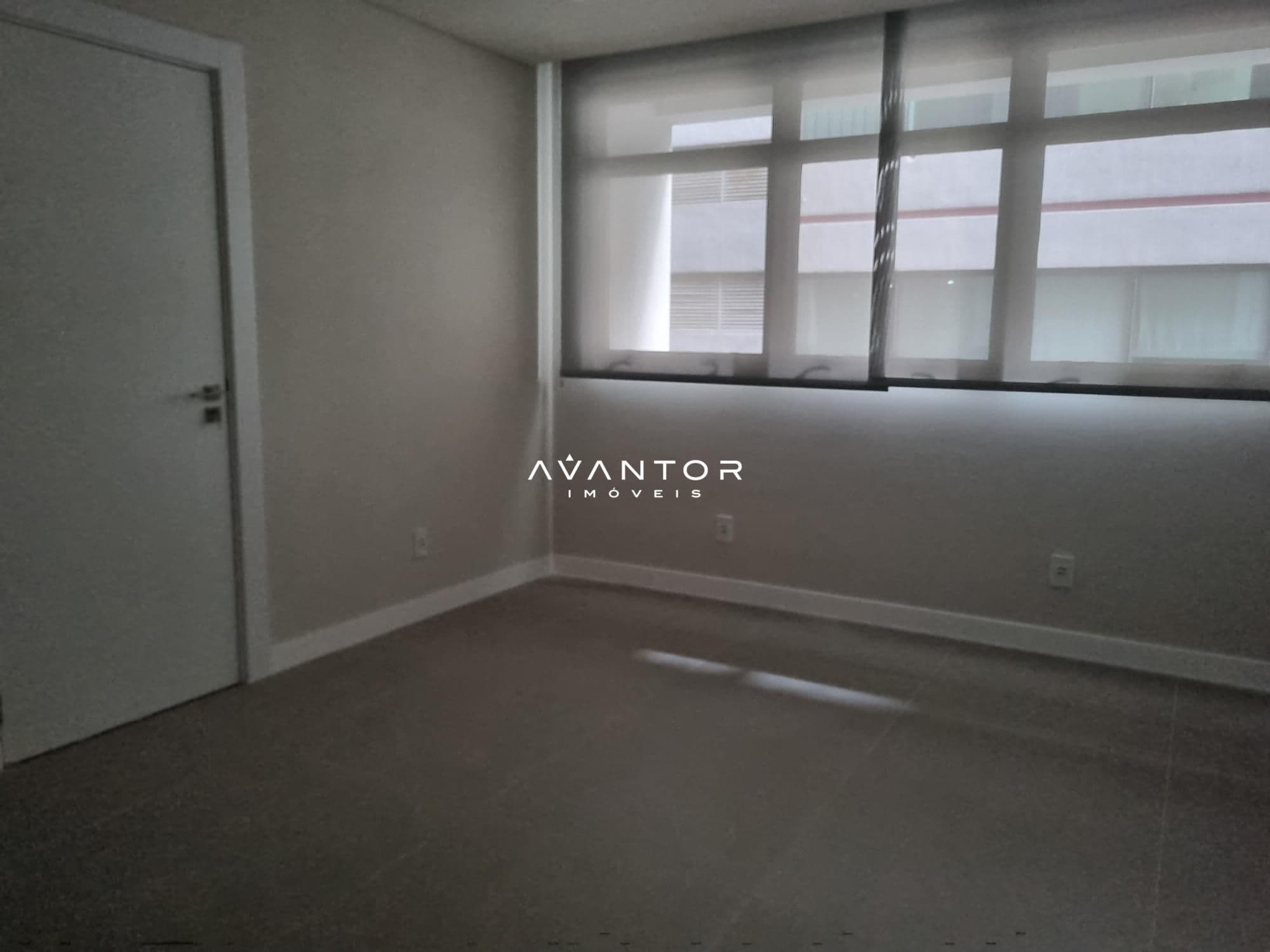 Sala com janelas amplas e vista externa — Sala Comercial com 3 salas para alugar no Vitta Center, em Centro, Santa Maria/RS