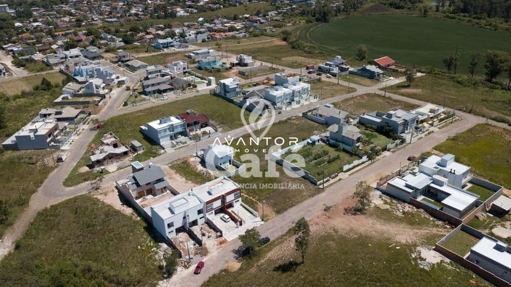 Vista aérea do loteamento e casarões — Terreno à venda no Residencial Ouro Verde, em Pé de Plátano, Santa Maria/RS
