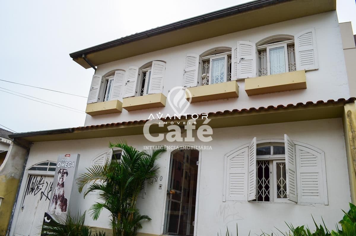 Fachada da casa com janelas e shutters — Casa com 4 quartos à venda em Nossa Senhora de Lourdes, Santa Maria/RS