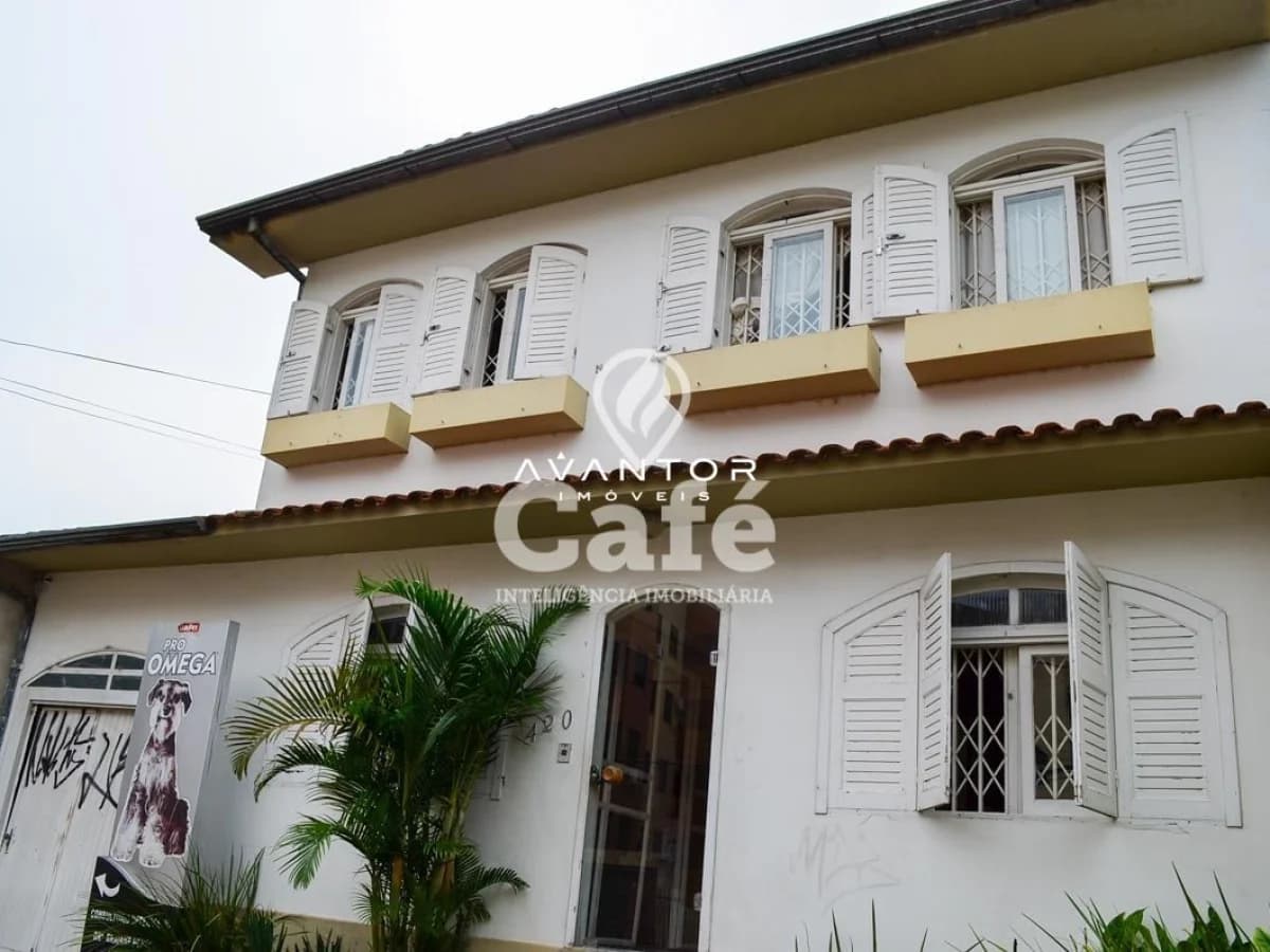 Fachada da casa com janelas e shutters — Casa com 4 quartos à venda em Nossa Senhora de Lourdes, Santa Maria/RS