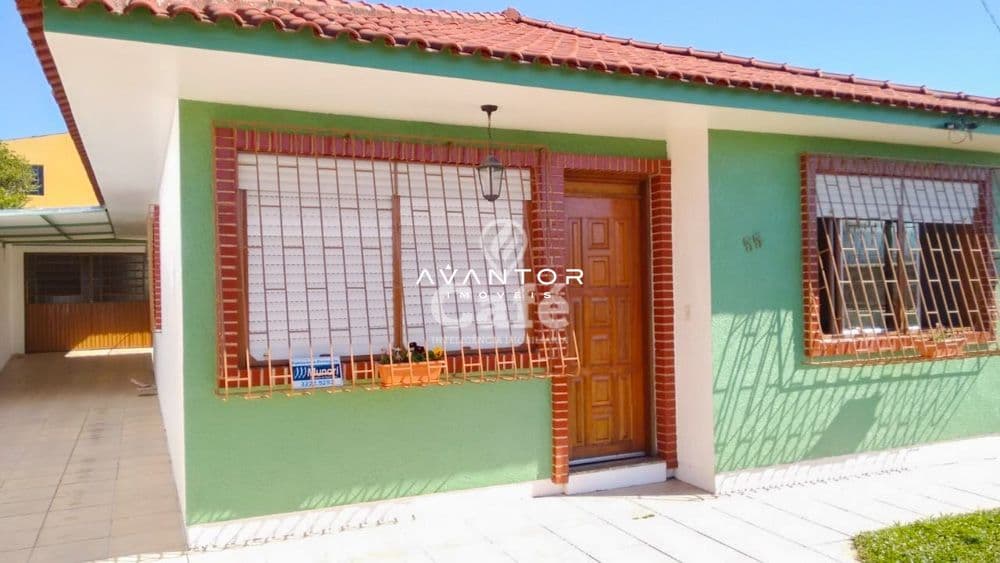 Fachada da casa com porta de entrada — Casa com 3 quartos à venda em Camobi, Santa Maria/RS