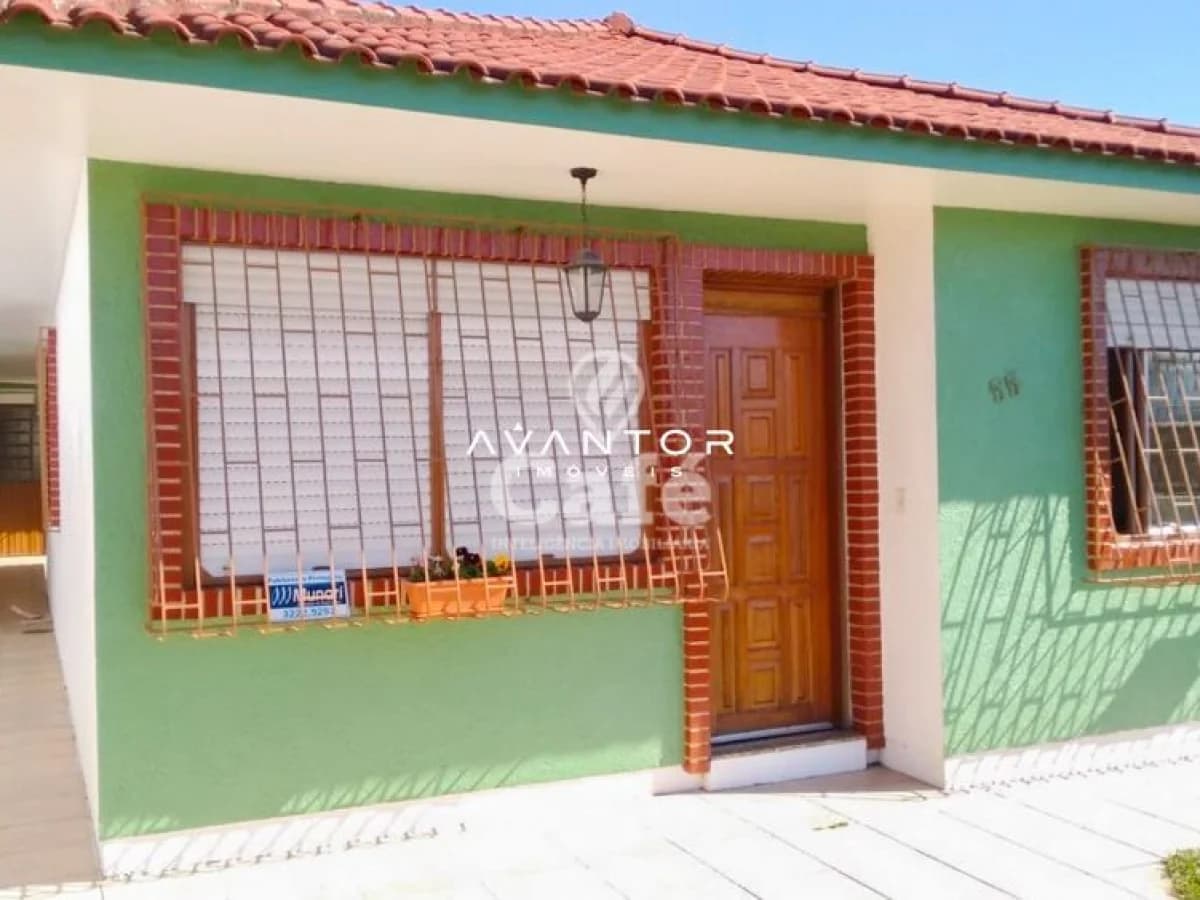 Fachada da casa com porta de entrada — Casa com 3 quartos à venda em Camobi, Santa Maria/RS