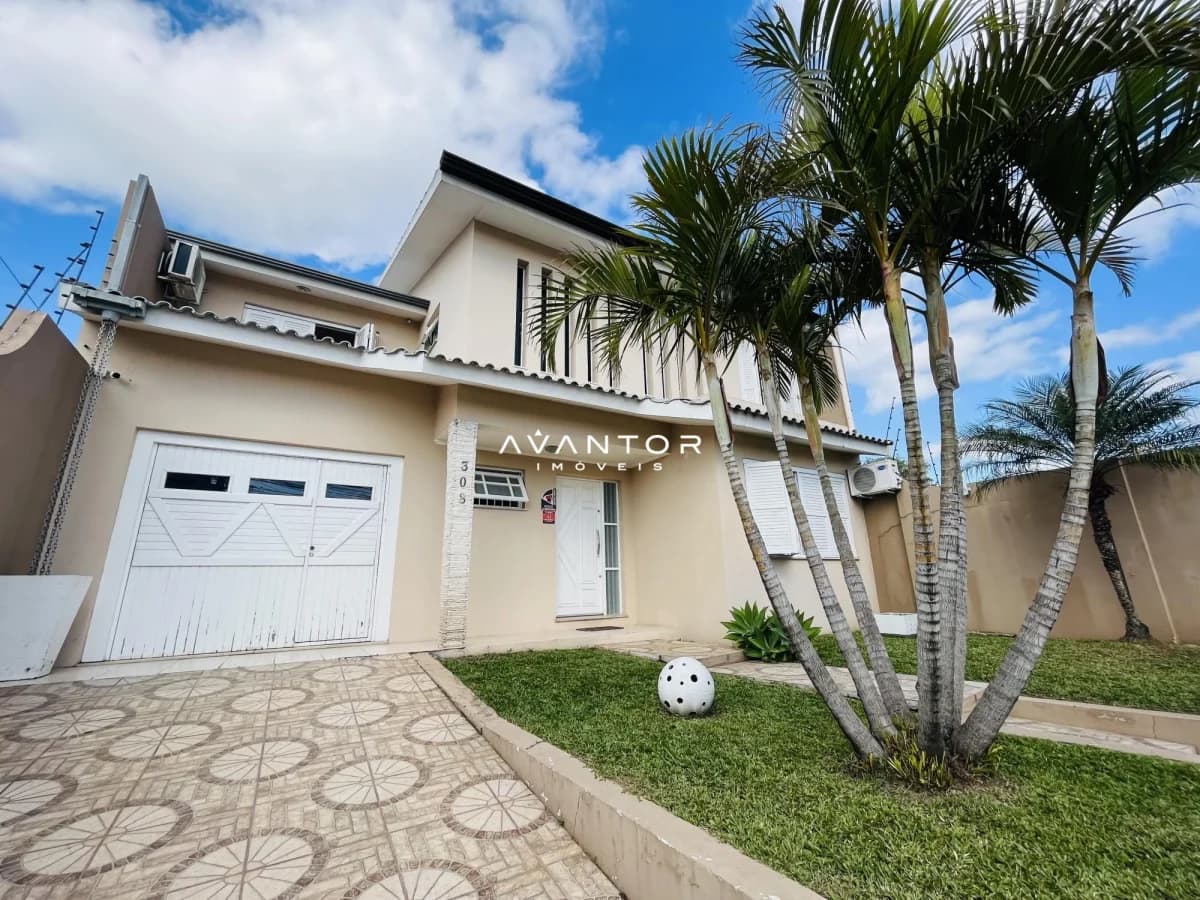 Fachada da casa com garagem e jardim — Casa com 5 quartos à venda em Passo D'Areia, Santa Maria/RS